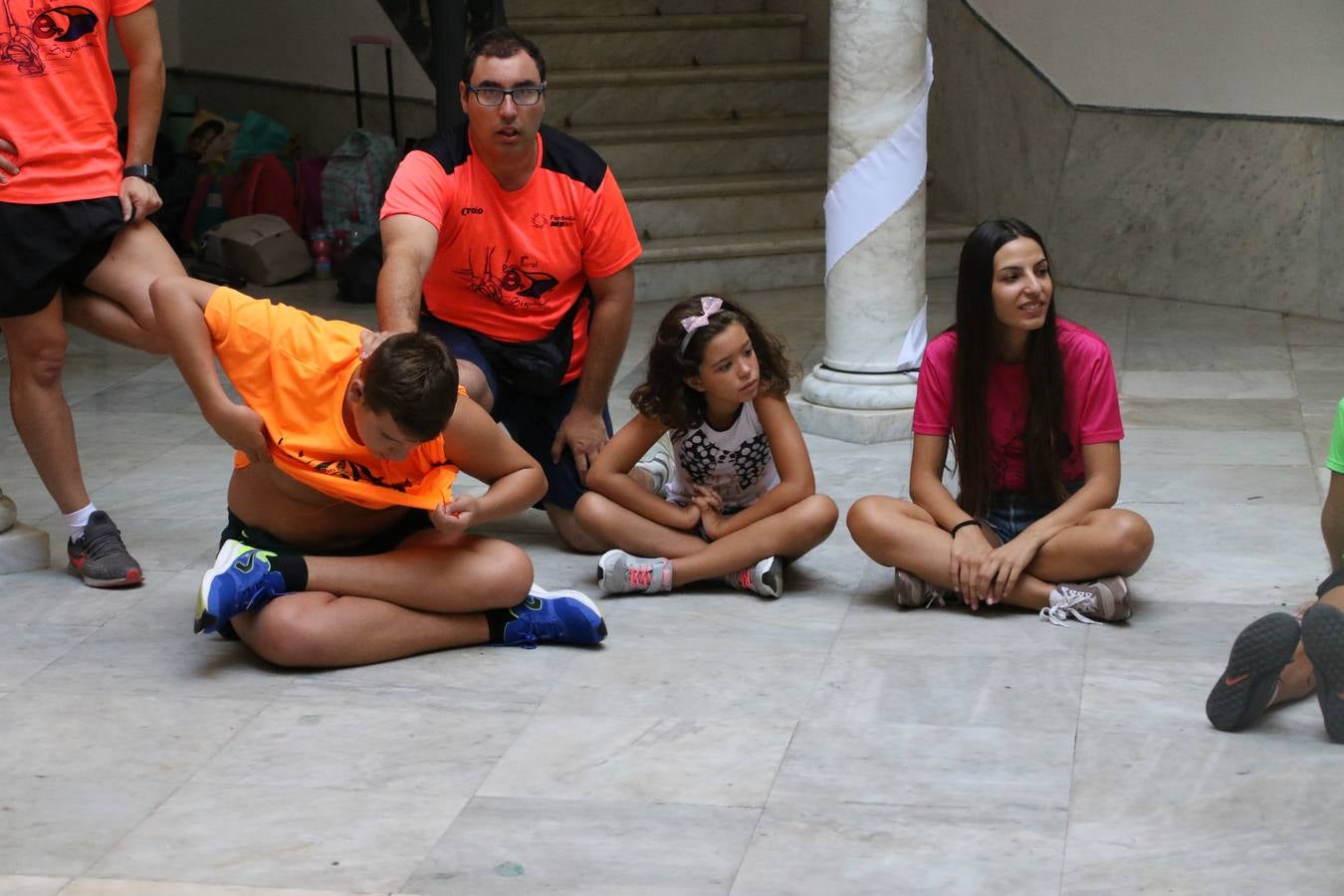 'Euexia Rural' ha celebrado, este fin de semana, su primer 'Campus deportivo inclusivo'. La actividad se ha desarrollado en el Palacio de los Guzmanes y ha contado con un variado programa de actividades: juegos acuáticos, 'máster chef', cine, baloncesto, fútbol, tenis, actividades nocturnas, etc. Jesús Sosa, presidente de la citada Asociación, ha señalado que «ha sido un campus muy diferente, tanto por el aprendizaje en diversidad de los niños como por el entorno en el que ha tenido lugar». Unas 55 personas, entre ellas, 25 niños, han formado parte de este Campus en el que «personas con discapacidad de nuestra asociación y otros colectivos en riesgo de exclusión social han participado con el rol de monitores, perdiendo, así, el rol de beneficiarios que han venido teniendo históricamente», indica Sosa. La actividad ha contado con el apoyo de la Fundación 'Alfonso Gallardo' y la colaboración de la Diputación de Badajoz, el Ayuntamiento de Jerez y la Fundación 'Decathlon'.