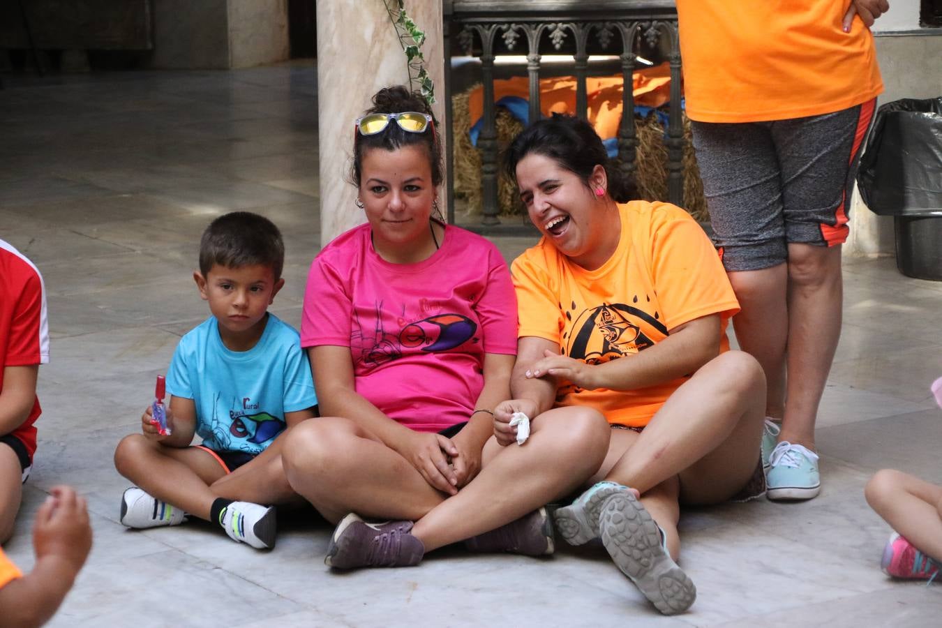 'Euexia Rural' ha celebrado, este fin de semana, su primer 'Campus deportivo inclusivo'. La actividad se ha desarrollado en el Palacio de los Guzmanes y ha contado con un variado programa de actividades: juegos acuáticos, 'máster chef', cine, baloncesto, fútbol, tenis, actividades nocturnas, etc. Jesús Sosa, presidente de la citada Asociación, ha señalado que «ha sido un campus muy diferente, tanto por el aprendizaje en diversidad de los niños como por el entorno en el que ha tenido lugar». Unas 55 personas, entre ellas, 25 niños, han formado parte de este Campus en el que «personas con discapacidad de nuestra asociación y otros colectivos en riesgo de exclusión social han participado con el rol de monitores, perdiendo, así, el rol de beneficiarios que han venido teniendo históricamente», indica Sosa. La actividad ha contado con el apoyo de la Fundación 'Alfonso Gallardo' y la colaboración de la Diputación de Badajoz, el Ayuntamiento de Jerez y la Fundación 'Decathlon'.