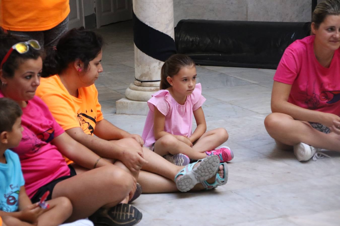 'Euexia Rural' ha celebrado, este fin de semana, su primer 'Campus deportivo inclusivo'. La actividad se ha desarrollado en el Palacio de los Guzmanes y ha contado con un variado programa de actividades: juegos acuáticos, 'máster chef', cine, baloncesto, fútbol, tenis, actividades nocturnas, etc. Jesús Sosa, presidente de la citada Asociación, ha señalado que «ha sido un campus muy diferente, tanto por el aprendizaje en diversidad de los niños como por el entorno en el que ha tenido lugar». Unas 55 personas, entre ellas, 25 niños, han formado parte de este Campus en el que «personas con discapacidad de nuestra asociación y otros colectivos en riesgo de exclusión social han participado con el rol de monitores, perdiendo, así, el rol de beneficiarios que han venido teniendo históricamente», indica Sosa. La actividad ha contado con el apoyo de la Fundación 'Alfonso Gallardo' y la colaboración de la Diputación de Badajoz, el Ayuntamiento de Jerez y la Fundación 'Decathlon'.