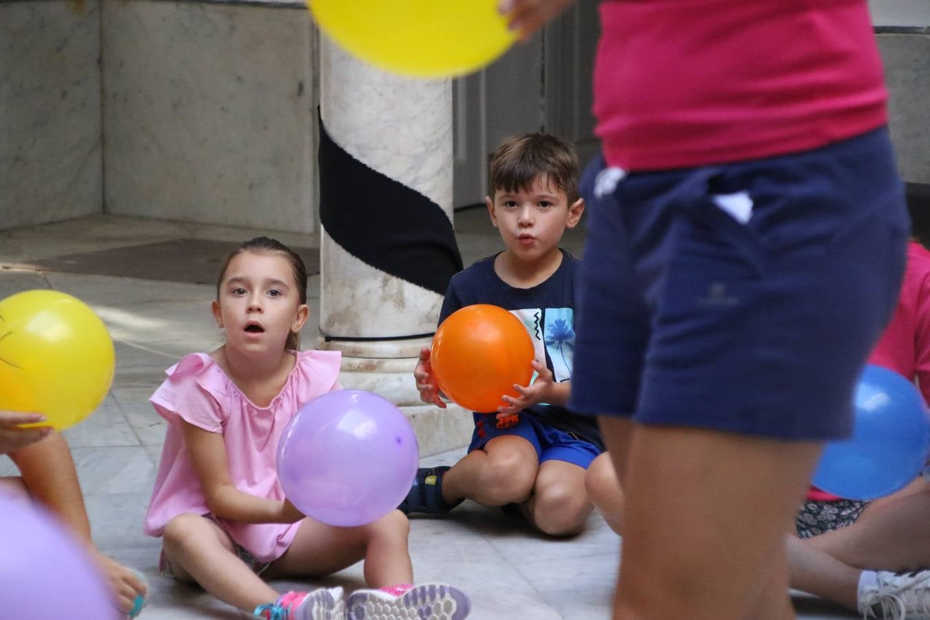'Euexia Rural' ha celebrado, este fin de semana, su primer 'Campus deportivo inclusivo'. La actividad se ha desarrollado en el Palacio de los Guzmanes y ha contado con un variado programa de actividades: juegos acuáticos, 'máster chef', cine, baloncesto, fútbol, tenis, actividades nocturnas, etc. Jesús Sosa, presidente de la citada Asociación, ha señalado que «ha sido un campus muy diferente, tanto por el aprendizaje en diversidad de los niños como por el entorno en el que ha tenido lugar». Unas 55 personas, entre ellas, 25 niños, han formado parte de este Campus en el que «personas con discapacidad de nuestra asociación y otros colectivos en riesgo de exclusión social han participado con el rol de monitores, perdiendo, así, el rol de beneficiarios que han venido teniendo históricamente», indica Sosa. La actividad ha contado con el apoyo de la Fundación 'Alfonso Gallardo' y la colaboración de la Diputación de Badajoz, el Ayuntamiento de Jerez y la Fundación 'Decathlon'.