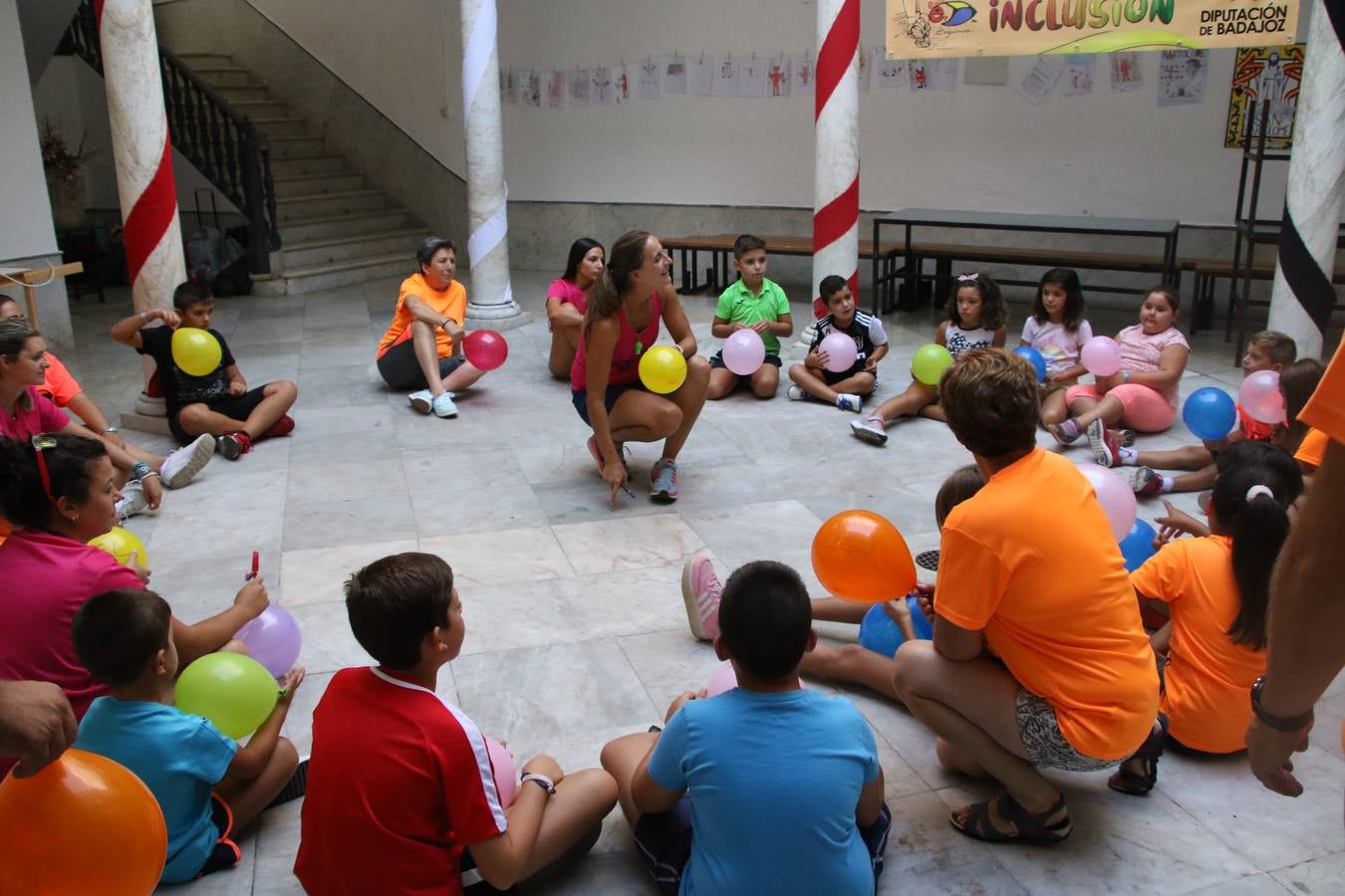 'Euexia Rural' ha celebrado, este fin de semana, su primer 'Campus deportivo inclusivo'. La actividad se ha desarrollado en el Palacio de los Guzmanes y ha contado con un variado programa de actividades: juegos acuáticos, 'máster chef', cine, baloncesto, fútbol, tenis, actividades nocturnas, etc. Jesús Sosa, presidente de la citada Asociación, ha señalado que «ha sido un campus muy diferente, tanto por el aprendizaje en diversidad de los niños como por el entorno en el que ha tenido lugar». Unas 55 personas, entre ellas, 25 niños, han formado parte de este Campus en el que «personas con discapacidad de nuestra asociación y otros colectivos en riesgo de exclusión social han participado con el rol de monitores, perdiendo, así, el rol de beneficiarios que han venido teniendo históricamente», indica Sosa. La actividad ha contado con el apoyo de la Fundación 'Alfonso Gallardo' y la colaboración de la Diputación de Badajoz, el Ayuntamiento de Jerez y la Fundación 'Decathlon'.