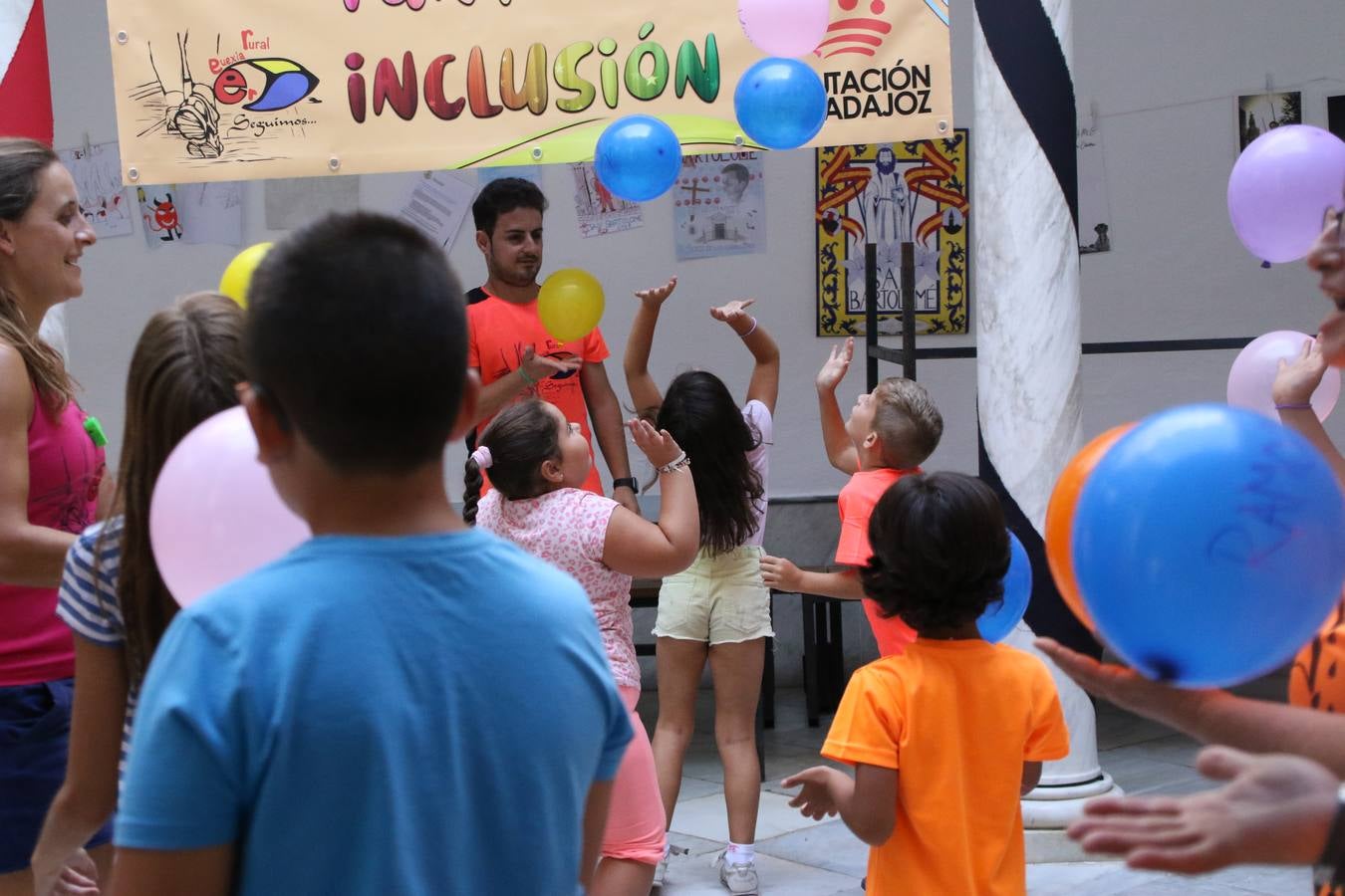 'Euexia Rural' ha celebrado, este fin de semana, su primer 'Campus deportivo inclusivo'. La actividad se ha desarrollado en el Palacio de los Guzmanes y ha contado con un variado programa de actividades: juegos acuáticos, 'máster chef', cine, baloncesto, fútbol, tenis, actividades nocturnas, etc. Jesús Sosa, presidente de la citada Asociación, ha señalado que «ha sido un campus muy diferente, tanto por el aprendizaje en diversidad de los niños como por el entorno en el que ha tenido lugar». Unas 55 personas, entre ellas, 25 niños, han formado parte de este Campus en el que «personas con discapacidad de nuestra asociación y otros colectivos en riesgo de exclusión social han participado con el rol de monitores, perdiendo, así, el rol de beneficiarios que han venido teniendo históricamente», indica Sosa. La actividad ha contado con el apoyo de la Fundación 'Alfonso Gallardo' y la colaboración de la Diputación de Badajoz, el Ayuntamiento de Jerez y la Fundación 'Decathlon'.