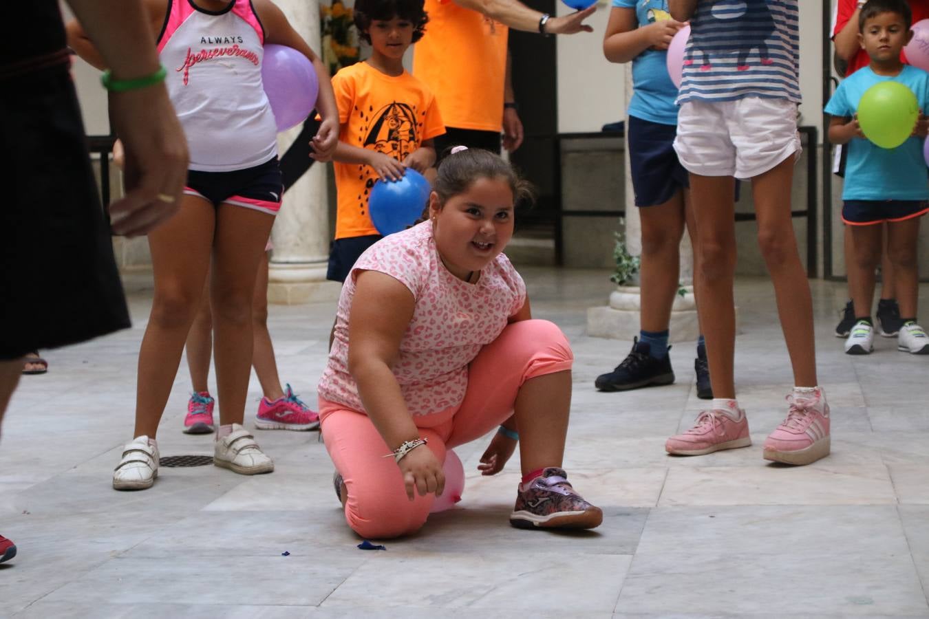 'Euexia Rural' ha celebrado, este fin de semana, su primer 'Campus deportivo inclusivo'. La actividad se ha desarrollado en el Palacio de los Guzmanes y ha contado con un variado programa de actividades: juegos acuáticos, 'máster chef', cine, baloncesto, fútbol, tenis, actividades nocturnas, etc. Jesús Sosa, presidente de la citada Asociación, ha señalado que «ha sido un campus muy diferente, tanto por el aprendizaje en diversidad de los niños como por el entorno en el que ha tenido lugar». Unas 55 personas, entre ellas, 25 niños, han formado parte de este Campus en el que «personas con discapacidad de nuestra asociación y otros colectivos en riesgo de exclusión social han participado con el rol de monitores, perdiendo, así, el rol de beneficiarios que han venido teniendo históricamente», indica Sosa. La actividad ha contado con el apoyo de la Fundación 'Alfonso Gallardo' y la colaboración de la Diputación de Badajoz, el Ayuntamiento de Jerez y la Fundación 'Decathlon'.