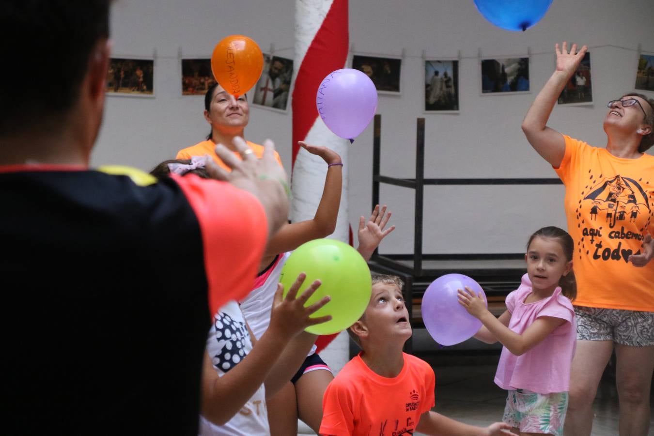 'Euexia Rural' ha celebrado, este fin de semana, su primer 'Campus deportivo inclusivo'. La actividad se ha desarrollado en el Palacio de los Guzmanes y ha contado con un variado programa de actividades: juegos acuáticos, 'máster chef', cine, baloncesto, fútbol, tenis, actividades nocturnas, etc. Jesús Sosa, presidente de la citada Asociación, ha señalado que «ha sido un campus muy diferente, tanto por el aprendizaje en diversidad de los niños como por el entorno en el que ha tenido lugar». Unas 55 personas, entre ellas, 25 niños, han formado parte de este Campus en el que «personas con discapacidad de nuestra asociación y otros colectivos en riesgo de exclusión social han participado con el rol de monitores, perdiendo, así, el rol de beneficiarios que han venido teniendo históricamente», indica Sosa. La actividad ha contado con el apoyo de la Fundación 'Alfonso Gallardo' y la colaboración de la Diputación de Badajoz, el Ayuntamiento de Jerez y la Fundación 'Decathlon'.