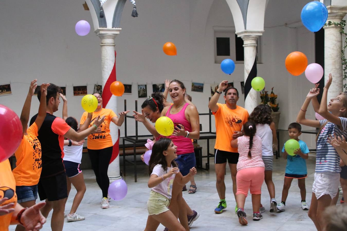 'Euexia Rural' ha celebrado, este fin de semana, su primer 'Campus deportivo inclusivo'. La actividad se ha desarrollado en el Palacio de los Guzmanes y ha contado con un variado programa de actividades: juegos acuáticos, 'máster chef', cine, baloncesto, fútbol, tenis, actividades nocturnas, etc. Jesús Sosa, presidente de la citada Asociación, ha señalado que «ha sido un campus muy diferente, tanto por el aprendizaje en diversidad de los niños como por el entorno en el que ha tenido lugar». Unas 55 personas, entre ellas, 25 niños, han formado parte de este Campus en el que «personas con discapacidad de nuestra asociación y otros colectivos en riesgo de exclusión social han participado con el rol de monitores, perdiendo, así, el rol de beneficiarios que han venido teniendo históricamente», indica Sosa. La actividad ha contado con el apoyo de la Fundación 'Alfonso Gallardo' y la colaboración de la Diputación de Badajoz, el Ayuntamiento de Jerez y la Fundación 'Decathlon'.