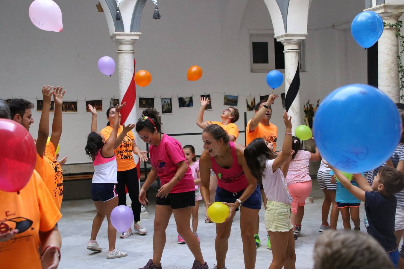'Euexia Rural' ha celebrado, este fin de semana, su primer 'Campus deportivo inclusivo'. La actividad se ha desarrollado en el Palacio de los Guzmanes y ha contado con un variado programa de actividades: juegos acuáticos, 'máster chef', cine, baloncesto, fútbol, tenis, actividades nocturnas, etc. Jesús Sosa, presidente de la citada Asociación, ha señalado que «ha sido un campus muy diferente, tanto por el aprendizaje en diversidad de los niños como por el entorno en el que ha tenido lugar». Unas 55 personas, entre ellas, 25 niños, han formado parte de este Campus en el que «personas con discapacidad de nuestra asociación y otros colectivos en riesgo de exclusión social han participado con el rol de monitores, perdiendo, así, el rol de beneficiarios que han venido teniendo históricamente», indica Sosa. La actividad ha contado con el apoyo de la Fundación 'Alfonso Gallardo' y la colaboración de la Diputación de Badajoz, el Ayuntamiento de Jerez y la Fundación 'Decathlon'.