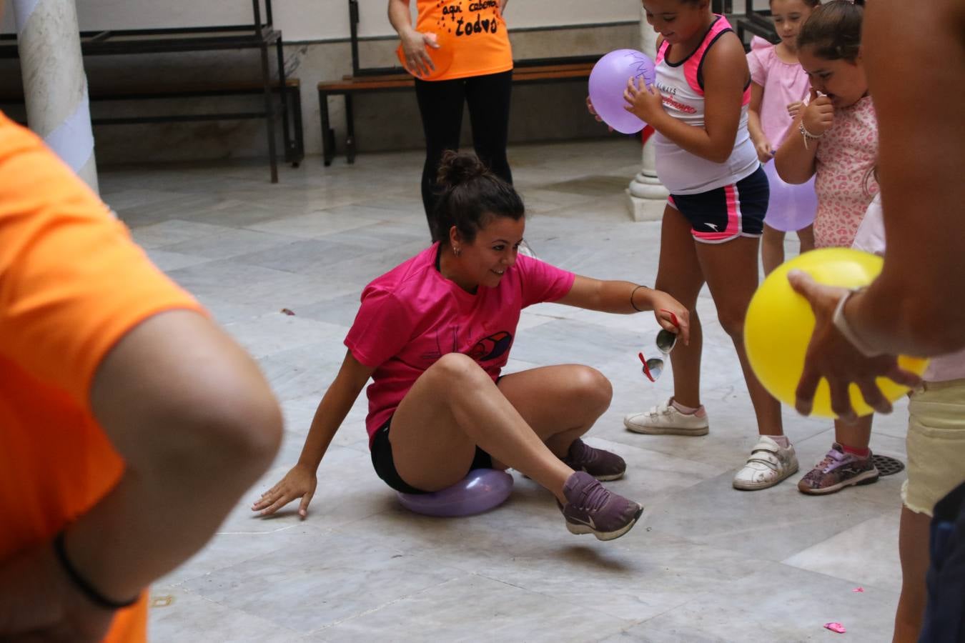 'Euexia Rural' ha celebrado, este fin de semana, su primer 'Campus deportivo inclusivo'. La actividad se ha desarrollado en el Palacio de los Guzmanes y ha contado con un variado programa de actividades: juegos acuáticos, 'máster chef', cine, baloncesto, fútbol, tenis, actividades nocturnas, etc. Jesús Sosa, presidente de la citada Asociación, ha señalado que «ha sido un campus muy diferente, tanto por el aprendizaje en diversidad de los niños como por el entorno en el que ha tenido lugar». Unas 55 personas, entre ellas, 25 niños, han formado parte de este Campus en el que «personas con discapacidad de nuestra asociación y otros colectivos en riesgo de exclusión social han participado con el rol de monitores, perdiendo, así, el rol de beneficiarios que han venido teniendo históricamente», indica Sosa. La actividad ha contado con el apoyo de la Fundación 'Alfonso Gallardo' y la colaboración de la Diputación de Badajoz, el Ayuntamiento de Jerez y la Fundación 'Decathlon'.