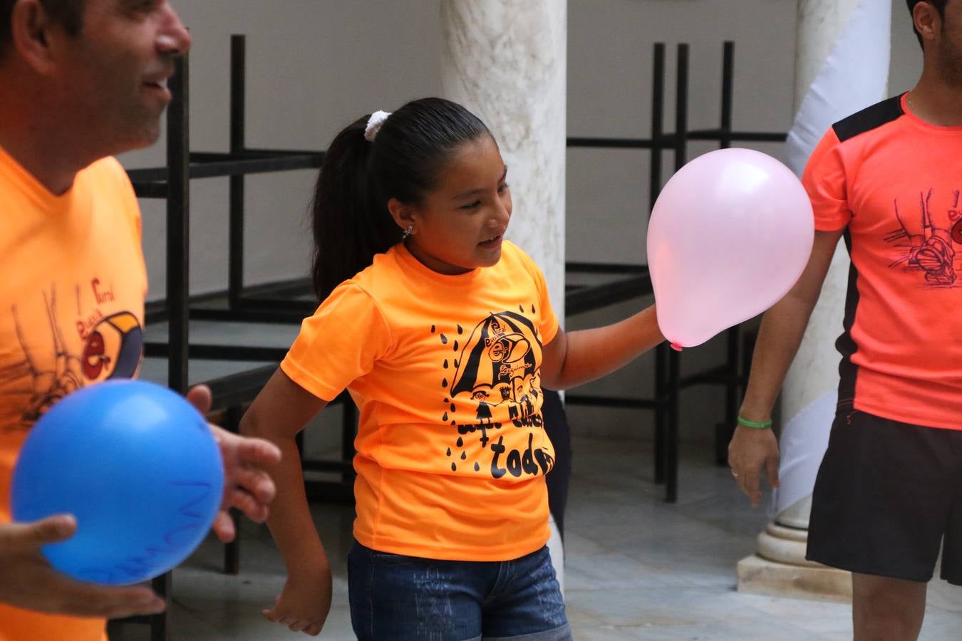 'Euexia Rural' ha celebrado, este fin de semana, su primer 'Campus deportivo inclusivo'. La actividad se ha desarrollado en el Palacio de los Guzmanes y ha contado con un variado programa de actividades: juegos acuáticos, 'máster chef', cine, baloncesto, fútbol, tenis, actividades nocturnas, etc. Jesús Sosa, presidente de la citada Asociación, ha señalado que «ha sido un campus muy diferente, tanto por el aprendizaje en diversidad de los niños como por el entorno en el que ha tenido lugar». Unas 55 personas, entre ellas, 25 niños, han formado parte de este Campus en el que «personas con discapacidad de nuestra asociación y otros colectivos en riesgo de exclusión social han participado con el rol de monitores, perdiendo, así, el rol de beneficiarios que han venido teniendo históricamente», indica Sosa. La actividad ha contado con el apoyo de la Fundación 'Alfonso Gallardo' y la colaboración de la Diputación de Badajoz, el Ayuntamiento de Jerez y la Fundación 'Decathlon'.