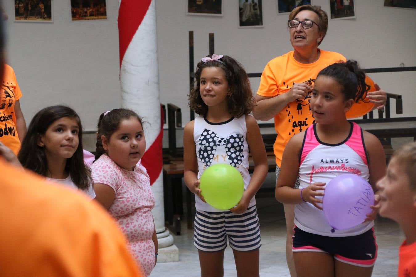 'Euexia Rural' ha celebrado, este fin de semana, su primer 'Campus deportivo inclusivo'. La actividad se ha desarrollado en el Palacio de los Guzmanes y ha contado con un variado programa de actividades: juegos acuáticos, 'máster chef', cine, baloncesto, fútbol, tenis, actividades nocturnas, etc. Jesús Sosa, presidente de la citada Asociación, ha señalado que «ha sido un campus muy diferente, tanto por el aprendizaje en diversidad de los niños como por el entorno en el que ha tenido lugar». Unas 55 personas, entre ellas, 25 niños, han formado parte de este Campus en el que «personas con discapacidad de nuestra asociación y otros colectivos en riesgo de exclusión social han participado con el rol de monitores, perdiendo, así, el rol de beneficiarios que han venido teniendo históricamente», indica Sosa. La actividad ha contado con el apoyo de la Fundación 'Alfonso Gallardo' y la colaboración de la Diputación de Badajoz, el Ayuntamiento de Jerez y la Fundación 'Decathlon'.