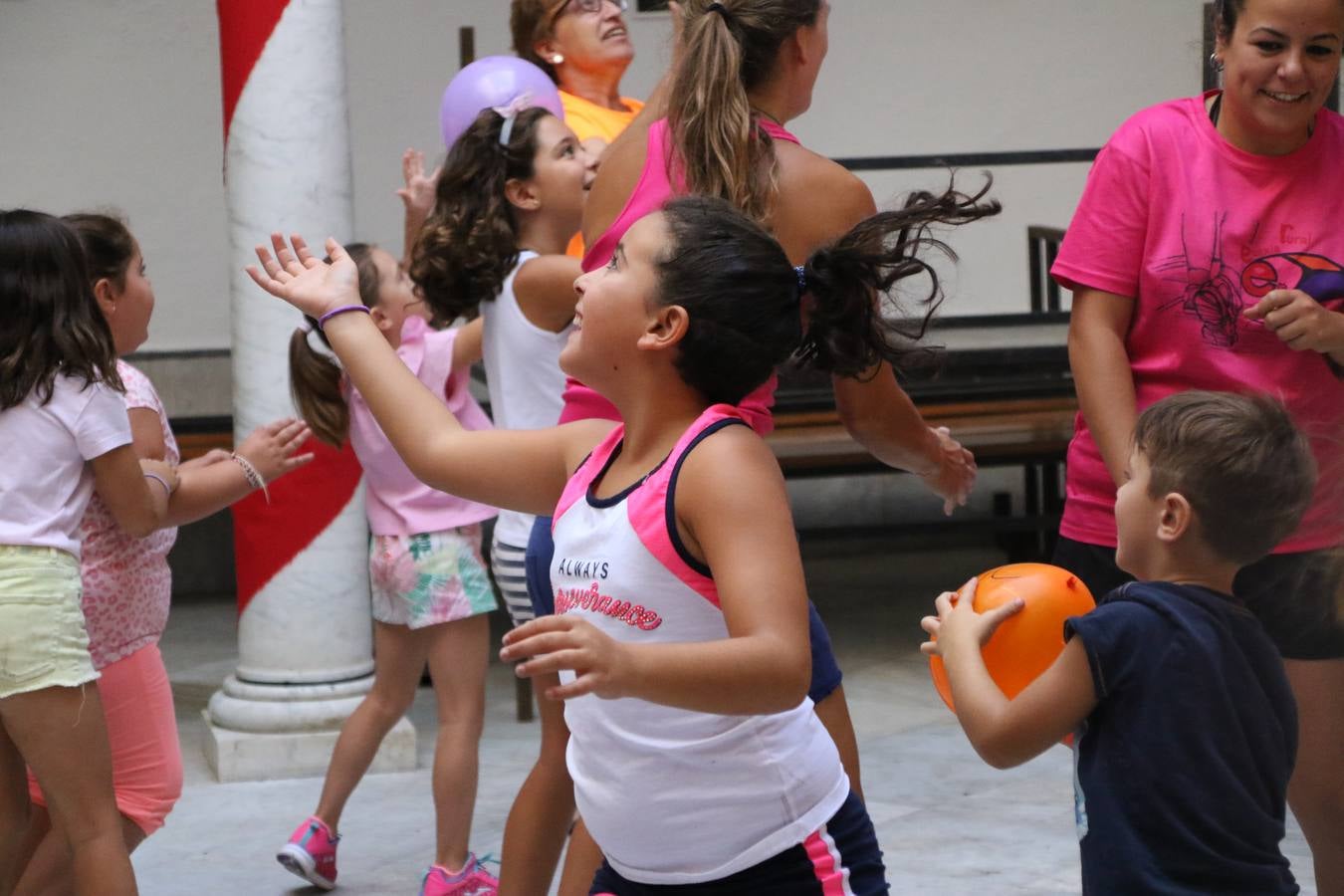 'Euexia Rural' ha celebrado, este fin de semana, su primer 'Campus deportivo inclusivo'. La actividad se ha desarrollado en el Palacio de los Guzmanes y ha contado con un variado programa de actividades: juegos acuáticos, 'máster chef', cine, baloncesto, fútbol, tenis, actividades nocturnas, etc. Jesús Sosa, presidente de la citada Asociación, ha señalado que «ha sido un campus muy diferente, tanto por el aprendizaje en diversidad de los niños como por el entorno en el que ha tenido lugar». Unas 55 personas, entre ellas, 25 niños, han formado parte de este Campus en el que «personas con discapacidad de nuestra asociación y otros colectivos en riesgo de exclusión social han participado con el rol de monitores, perdiendo, así, el rol de beneficiarios que han venido teniendo históricamente», indica Sosa. La actividad ha contado con el apoyo de la Fundación 'Alfonso Gallardo' y la colaboración de la Diputación de Badajoz, el Ayuntamiento de Jerez y la Fundación 'Decathlon'.