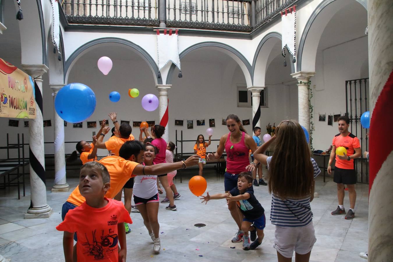 'Euexia Rural' ha celebrado, este fin de semana, su primer 'Campus deportivo inclusivo'. La actividad se ha desarrollado en el Palacio de los Guzmanes y ha contado con un variado programa de actividades: juegos acuáticos, 'máster chef', cine, baloncesto, fútbol, tenis, actividades nocturnas, etc. Jesús Sosa, presidente de la citada Asociación, ha señalado que «ha sido un campus muy diferente, tanto por el aprendizaje en diversidad de los niños como por el entorno en el que ha tenido lugar». Unas 55 personas, entre ellas, 25 niños, han formado parte de este Campus en el que «personas con discapacidad de nuestra asociación y otros colectivos en riesgo de exclusión social han participado con el rol de monitores, perdiendo, así, el rol de beneficiarios que han venido teniendo históricamente», indica Sosa. La actividad ha contado con el apoyo de la Fundación 'Alfonso Gallardo' y la colaboración de la Diputación de Badajoz, el Ayuntamiento de Jerez y la Fundación 'Decathlon'.