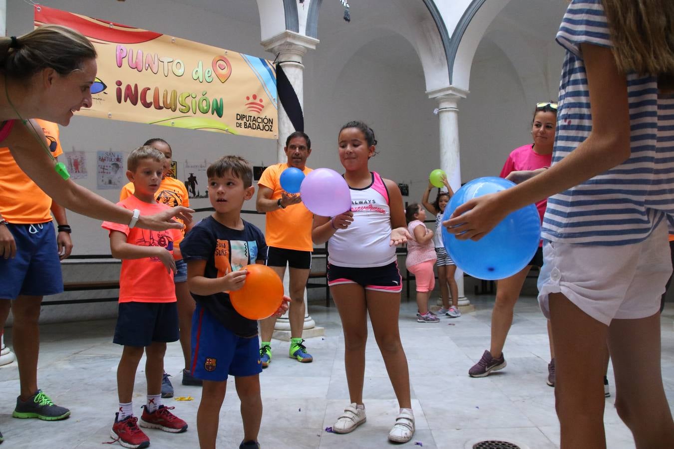 'Euexia Rural' ha celebrado, este fin de semana, su primer 'Campus deportivo inclusivo'. La actividad se ha desarrollado en el Palacio de los Guzmanes y ha contado con un variado programa de actividades: juegos acuáticos, 'máster chef', cine, baloncesto, fútbol, tenis, actividades nocturnas, etc. Jesús Sosa, presidente de la citada Asociación, ha señalado que «ha sido un campus muy diferente, tanto por el aprendizaje en diversidad de los niños como por el entorno en el que ha tenido lugar». Unas 55 personas, entre ellas, 25 niños, han formado parte de este Campus en el que «personas con discapacidad de nuestra asociación y otros colectivos en riesgo de exclusión social han participado con el rol de monitores, perdiendo, así, el rol de beneficiarios que han venido teniendo históricamente», indica Sosa. La actividad ha contado con el apoyo de la Fundación 'Alfonso Gallardo' y la colaboración de la Diputación de Badajoz, el Ayuntamiento de Jerez y la Fundación 'Decathlon'.