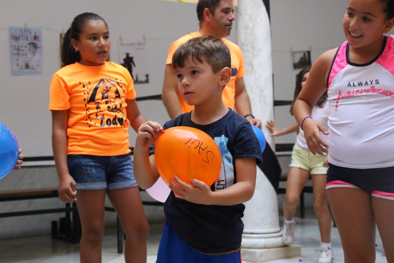 'Euexia Rural' ha celebrado, este fin de semana, su primer 'Campus deportivo inclusivo'. La actividad se ha desarrollado en el Palacio de los Guzmanes y ha contado con un variado programa de actividades: juegos acuáticos, 'máster chef', cine, baloncesto, fútbol, tenis, actividades nocturnas, etc. Jesús Sosa, presidente de la citada Asociación, ha señalado que «ha sido un campus muy diferente, tanto por el aprendizaje en diversidad de los niños como por el entorno en el que ha tenido lugar». Unas 55 personas, entre ellas, 25 niños, han formado parte de este Campus en el que «personas con discapacidad de nuestra asociación y otros colectivos en riesgo de exclusión social han participado con el rol de monitores, perdiendo, así, el rol de beneficiarios que han venido teniendo históricamente», indica Sosa. La actividad ha contado con el apoyo de la Fundación 'Alfonso Gallardo' y la colaboración de la Diputación de Badajoz, el Ayuntamiento de Jerez y la Fundación 'Decathlon'.