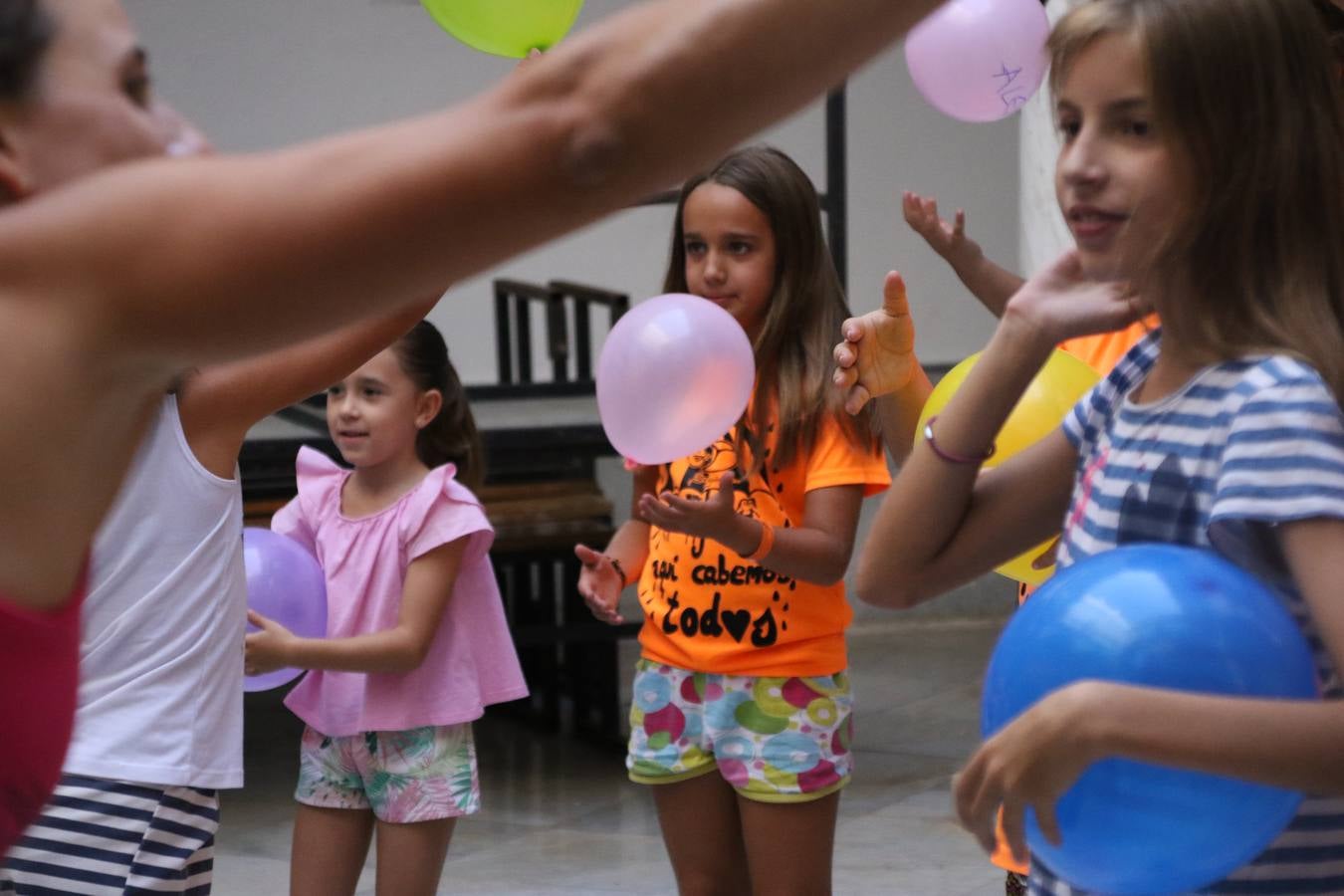 'Euexia Rural' ha celebrado, este fin de semana, su primer 'Campus deportivo inclusivo'. La actividad se ha desarrollado en el Palacio de los Guzmanes y ha contado con un variado programa de actividades: juegos acuáticos, 'máster chef', cine, baloncesto, fútbol, tenis, actividades nocturnas, etc. Jesús Sosa, presidente de la citada Asociación, ha señalado que «ha sido un campus muy diferente, tanto por el aprendizaje en diversidad de los niños como por el entorno en el que ha tenido lugar». Unas 55 personas, entre ellas, 25 niños, han formado parte de este Campus en el que «personas con discapacidad de nuestra asociación y otros colectivos en riesgo de exclusión social han participado con el rol de monitores, perdiendo, así, el rol de beneficiarios que han venido teniendo históricamente», indica Sosa. La actividad ha contado con el apoyo de la Fundación 'Alfonso Gallardo' y la colaboración de la Diputación de Badajoz, el Ayuntamiento de Jerez y la Fundación 'Decathlon'.