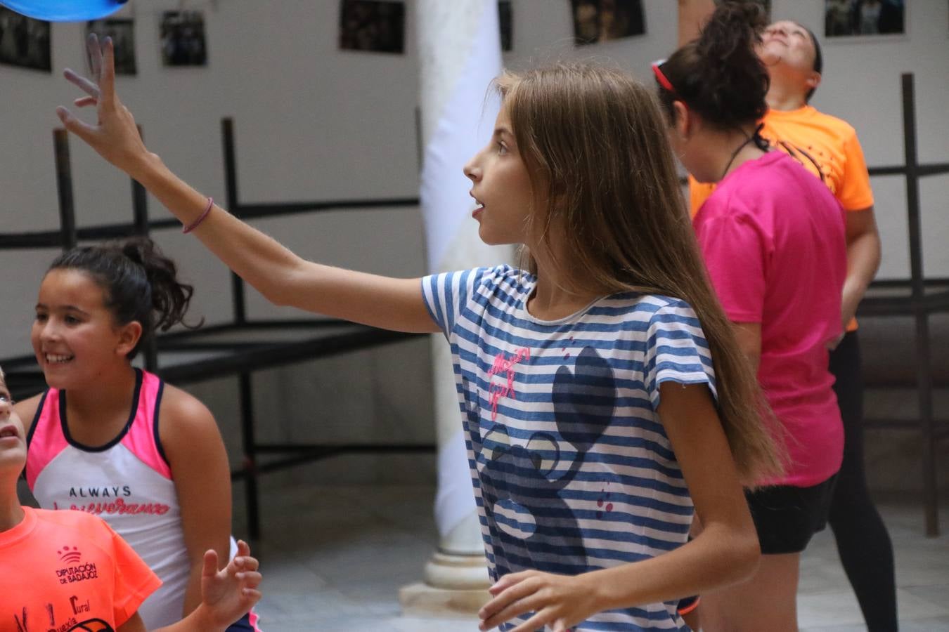 'Euexia Rural' ha celebrado, este fin de semana, su primer 'Campus deportivo inclusivo'. La actividad se ha desarrollado en el Palacio de los Guzmanes y ha contado con un variado programa de actividades: juegos acuáticos, 'máster chef', cine, baloncesto, fútbol, tenis, actividades nocturnas, etc. Jesús Sosa, presidente de la citada Asociación, ha señalado que «ha sido un campus muy diferente, tanto por el aprendizaje en diversidad de los niños como por el entorno en el que ha tenido lugar». Unas 55 personas, entre ellas, 25 niños, han formado parte de este Campus en el que «personas con discapacidad de nuestra asociación y otros colectivos en riesgo de exclusión social han participado con el rol de monitores, perdiendo, así, el rol de beneficiarios que han venido teniendo históricamente», indica Sosa. La actividad ha contado con el apoyo de la Fundación 'Alfonso Gallardo' y la colaboración de la Diputación de Badajoz, el Ayuntamiento de Jerez y la Fundación 'Decathlon'.