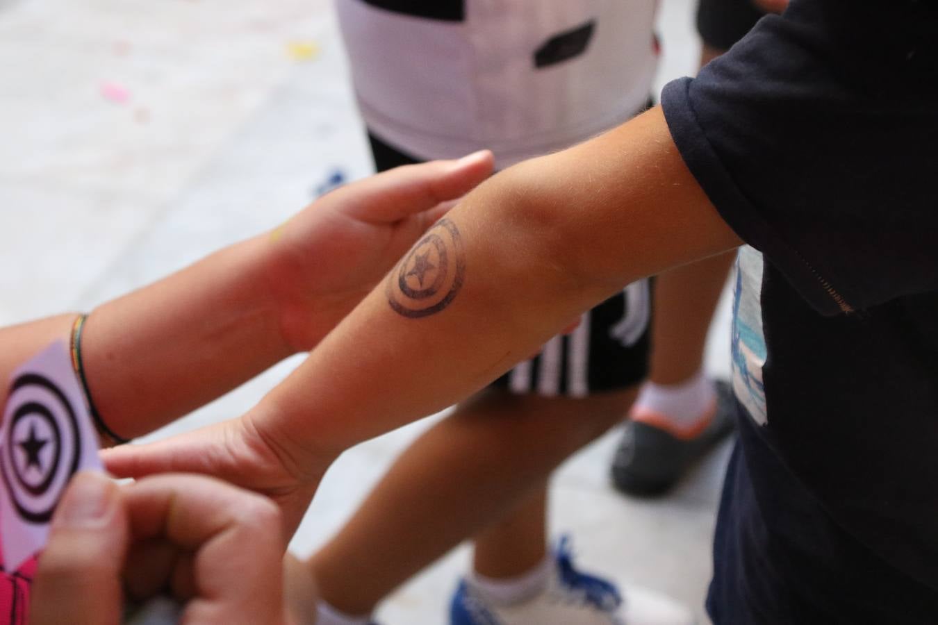 'Euexia Rural' ha celebrado, este fin de semana, su primer 'Campus deportivo inclusivo'. La actividad se ha desarrollado en el Palacio de los Guzmanes y ha contado con un variado programa de actividades: juegos acuáticos, 'máster chef', cine, baloncesto, fútbol, tenis, actividades nocturnas, etc. Jesús Sosa, presidente de la citada Asociación, ha señalado que «ha sido un campus muy diferente, tanto por el aprendizaje en diversidad de los niños como por el entorno en el que ha tenido lugar». Unas 55 personas, entre ellas, 25 niños, han formado parte de este Campus en el que «personas con discapacidad de nuestra asociación y otros colectivos en riesgo de exclusión social han participado con el rol de monitores, perdiendo, así, el rol de beneficiarios que han venido teniendo históricamente», indica Sosa. La actividad ha contado con el apoyo de la Fundación 'Alfonso Gallardo' y la colaboración de la Diputación de Badajoz, el Ayuntamiento de Jerez y la Fundación 'Decathlon'.