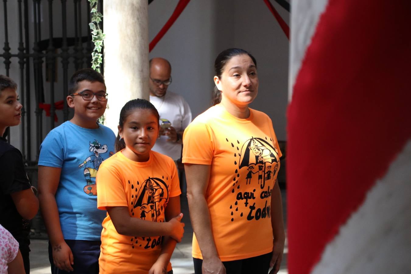'Euexia Rural' ha celebrado, este fin de semana, su primer 'Campus deportivo inclusivo'. La actividad se ha desarrollado en el Palacio de los Guzmanes y ha contado con un variado programa de actividades: juegos acuáticos, 'máster chef', cine, baloncesto, fútbol, tenis, actividades nocturnas, etc. Jesús Sosa, presidente de la citada Asociación, ha señalado que «ha sido un campus muy diferente, tanto por el aprendizaje en diversidad de los niños como por el entorno en el que ha tenido lugar». Unas 55 personas, entre ellas, 25 niños, han formado parte de este Campus en el que «personas con discapacidad de nuestra asociación y otros colectivos en riesgo de exclusión social han participado con el rol de monitores, perdiendo, así, el rol de beneficiarios que han venido teniendo históricamente», indica Sosa. La actividad ha contado con el apoyo de la Fundación 'Alfonso Gallardo' y la colaboración de la Diputación de Badajoz, el Ayuntamiento de Jerez y la Fundación 'Decathlon'.