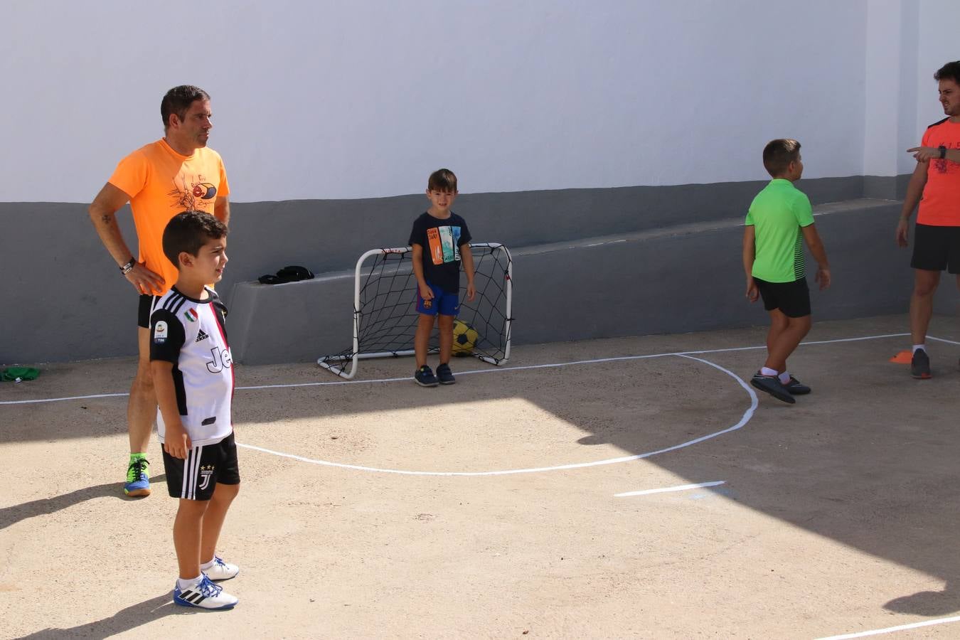 'Euexia Rural' ha celebrado, este fin de semana, su primer 'Campus deportivo inclusivo'. La actividad se ha desarrollado en el Palacio de los Guzmanes y ha contado con un variado programa de actividades: juegos acuáticos, 'máster chef', cine, baloncesto, fútbol, tenis, actividades nocturnas, etc. Jesús Sosa, presidente de la citada Asociación, ha señalado que «ha sido un campus muy diferente, tanto por el aprendizaje en diversidad de los niños como por el entorno en el que ha tenido lugar». Unas 55 personas, entre ellas, 25 niños, han formado parte de este Campus en el que «personas con discapacidad de nuestra asociación y otros colectivos en riesgo de exclusión social han participado con el rol de monitores, perdiendo, así, el rol de beneficiarios que han venido teniendo históricamente», indica Sosa. La actividad ha contado con el apoyo de la Fundación 'Alfonso Gallardo' y la colaboración de la Diputación de Badajoz, el Ayuntamiento de Jerez y la Fundación 'Decathlon'.