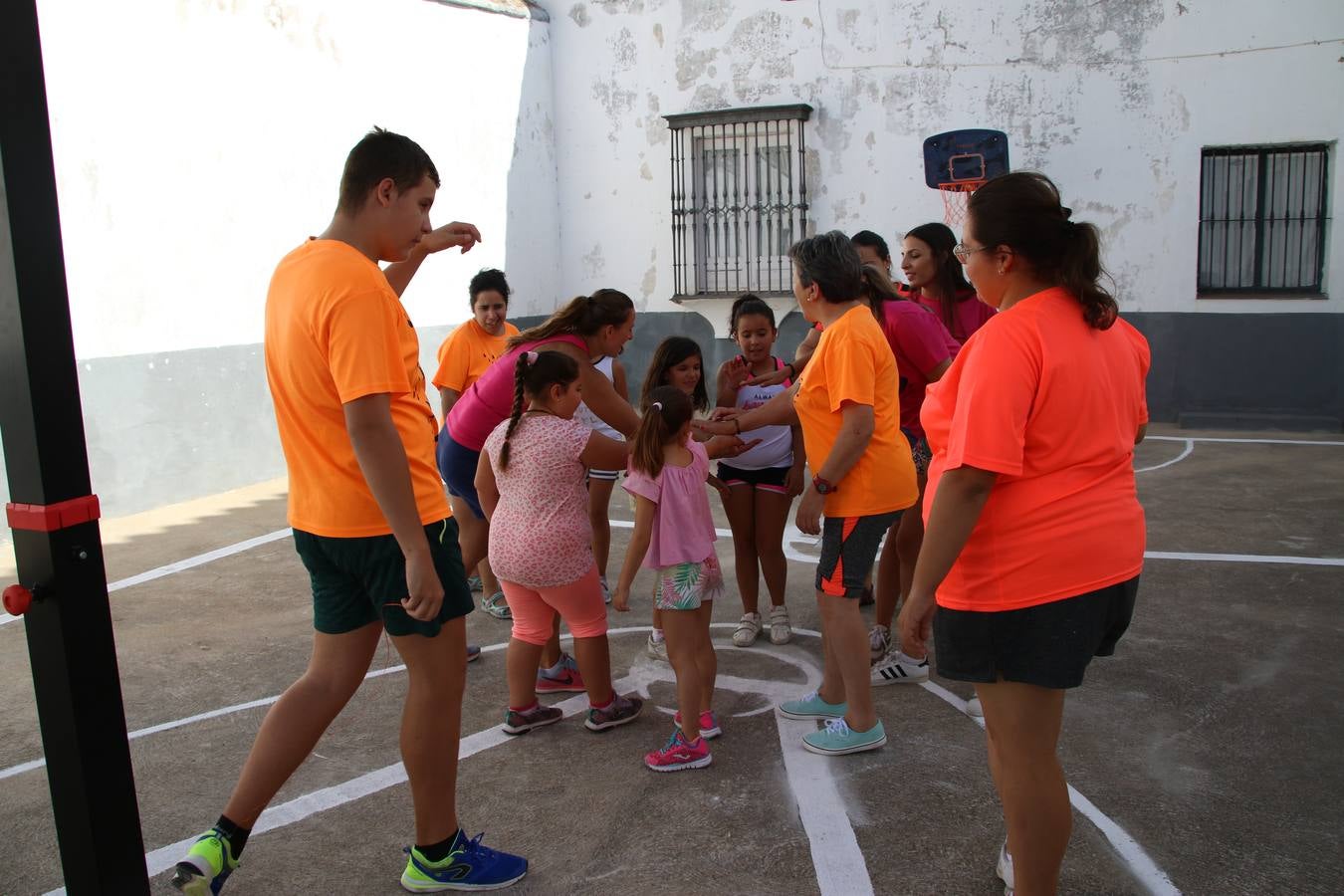 'Euexia Rural' ha celebrado, este fin de semana, su primer 'Campus deportivo inclusivo'. La actividad se ha desarrollado en el Palacio de los Guzmanes y ha contado con un variado programa de actividades: juegos acuáticos, 'máster chef', cine, baloncesto, fútbol, tenis, actividades nocturnas, etc. Jesús Sosa, presidente de la citada Asociación, ha señalado que «ha sido un campus muy diferente, tanto por el aprendizaje en diversidad de los niños como por el entorno en el que ha tenido lugar». Unas 55 personas, entre ellas, 25 niños, han formado parte de este Campus en el que «personas con discapacidad de nuestra asociación y otros colectivos en riesgo de exclusión social han participado con el rol de monitores, perdiendo, así, el rol de beneficiarios que han venido teniendo históricamente», indica Sosa. La actividad ha contado con el apoyo de la Fundación 'Alfonso Gallardo' y la colaboración de la Diputación de Badajoz, el Ayuntamiento de Jerez y la Fundación 'Decathlon'.