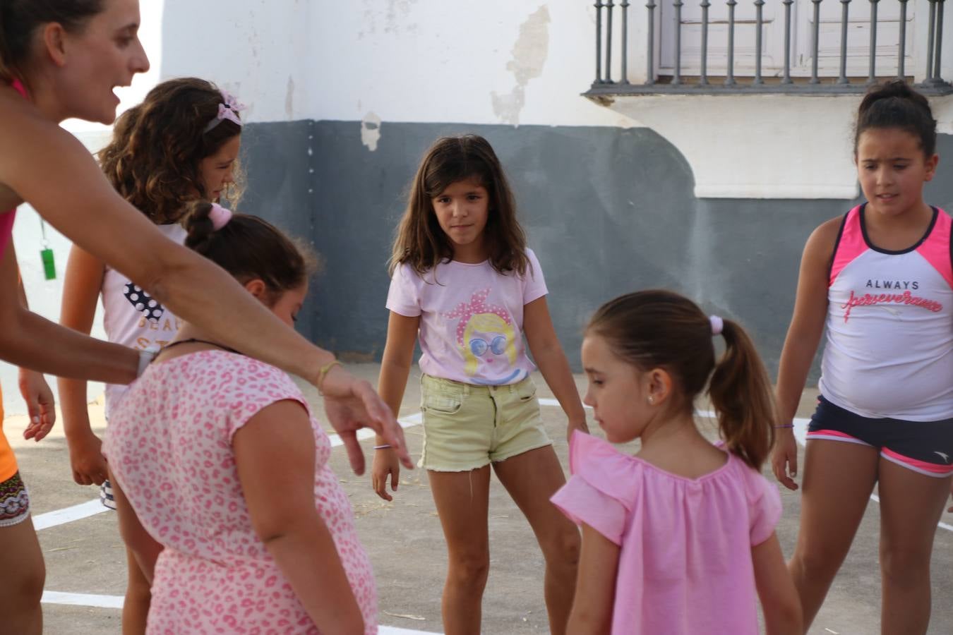 'Euexia Rural' ha celebrado, este fin de semana, su primer 'Campus deportivo inclusivo'. La actividad se ha desarrollado en el Palacio de los Guzmanes y ha contado con un variado programa de actividades: juegos acuáticos, 'máster chef', cine, baloncesto, fútbol, tenis, actividades nocturnas, etc. Jesús Sosa, presidente de la citada Asociación, ha señalado que «ha sido un campus muy diferente, tanto por el aprendizaje en diversidad de los niños como por el entorno en el que ha tenido lugar». Unas 55 personas, entre ellas, 25 niños, han formado parte de este Campus en el que «personas con discapacidad de nuestra asociación y otros colectivos en riesgo de exclusión social han participado con el rol de monitores, perdiendo, así, el rol de beneficiarios que han venido teniendo históricamente», indica Sosa. La actividad ha contado con el apoyo de la Fundación 'Alfonso Gallardo' y la colaboración de la Diputación de Badajoz, el Ayuntamiento de Jerez y la Fundación 'Decathlon'.