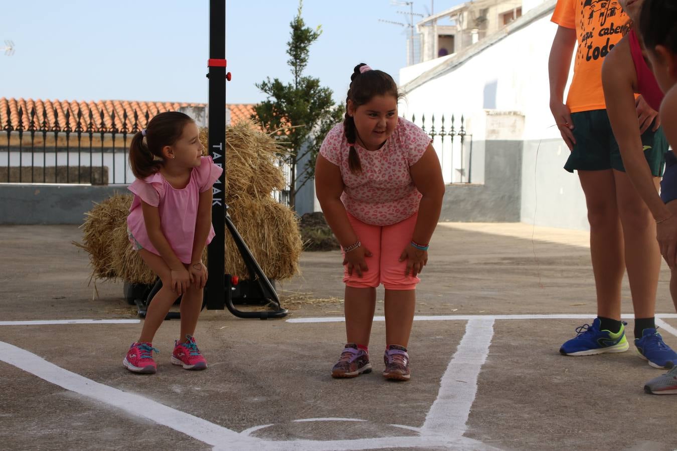 'Euexia Rural' ha celebrado, este fin de semana, su primer 'Campus deportivo inclusivo'. La actividad se ha desarrollado en el Palacio de los Guzmanes y ha contado con un variado programa de actividades: juegos acuáticos, 'máster chef', cine, baloncesto, fútbol, tenis, actividades nocturnas, etc. Jesús Sosa, presidente de la citada Asociación, ha señalado que «ha sido un campus muy diferente, tanto por el aprendizaje en diversidad de los niños como por el entorno en el que ha tenido lugar». Unas 55 personas, entre ellas, 25 niños, han formado parte de este Campus en el que «personas con discapacidad de nuestra asociación y otros colectivos en riesgo de exclusión social han participado con el rol de monitores, perdiendo, así, el rol de beneficiarios que han venido teniendo históricamente», indica Sosa. La actividad ha contado con el apoyo de la Fundación 'Alfonso Gallardo' y la colaboración de la Diputación de Badajoz, el Ayuntamiento de Jerez y la Fundación 'Decathlon'.