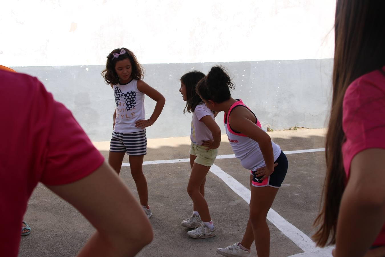 'Euexia Rural' ha celebrado, este fin de semana, su primer 'Campus deportivo inclusivo'. La actividad se ha desarrollado en el Palacio de los Guzmanes y ha contado con un variado programa de actividades: juegos acuáticos, 'máster chef', cine, baloncesto, fútbol, tenis, actividades nocturnas, etc. Jesús Sosa, presidente de la citada Asociación, ha señalado que «ha sido un campus muy diferente, tanto por el aprendizaje en diversidad de los niños como por el entorno en el que ha tenido lugar». Unas 55 personas, entre ellas, 25 niños, han formado parte de este Campus en el que «personas con discapacidad de nuestra asociación y otros colectivos en riesgo de exclusión social han participado con el rol de monitores, perdiendo, así, el rol de beneficiarios que han venido teniendo históricamente», indica Sosa. La actividad ha contado con el apoyo de la Fundación 'Alfonso Gallardo' y la colaboración de la Diputación de Badajoz, el Ayuntamiento de Jerez y la Fundación 'Decathlon'.