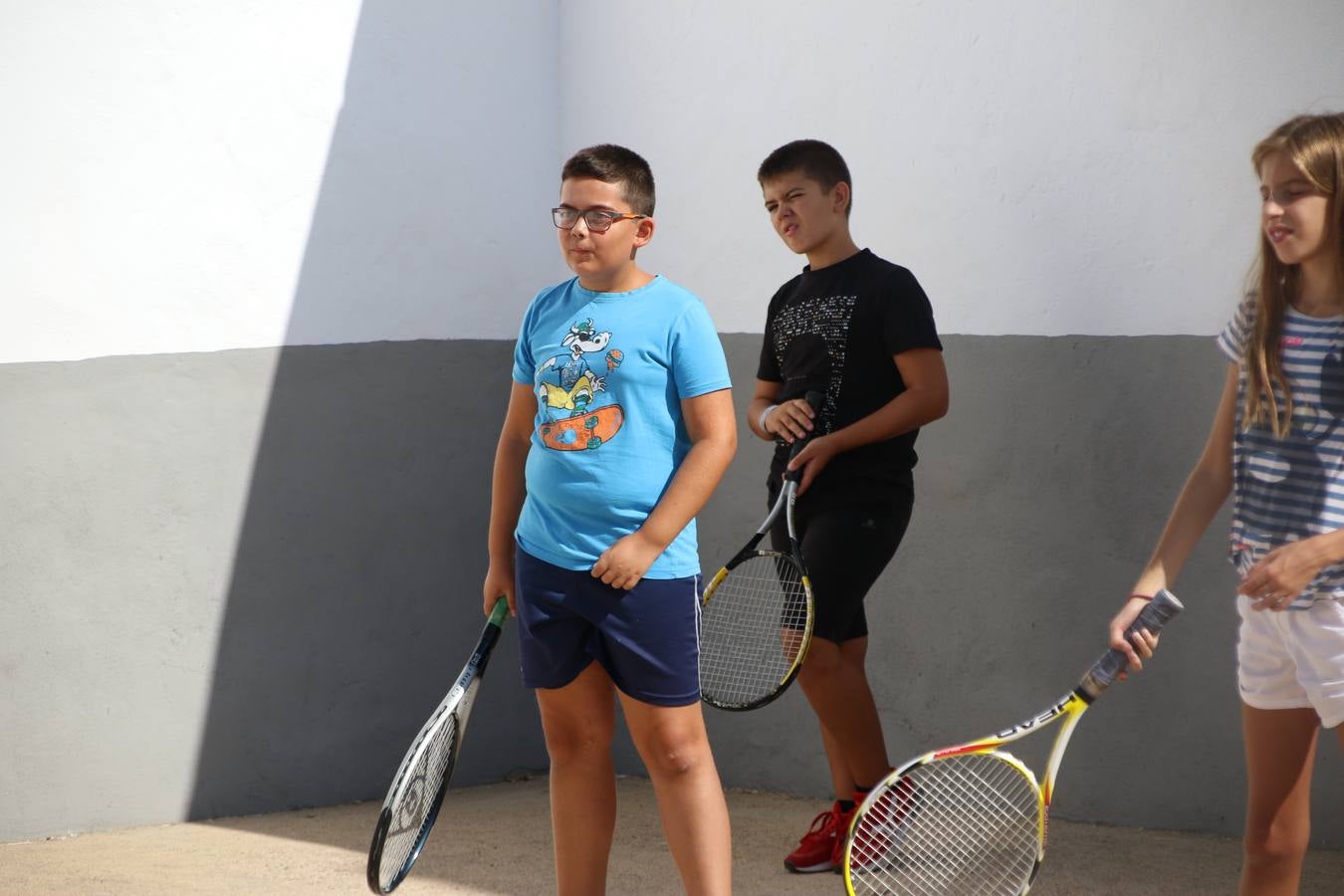 'Euexia Rural' ha celebrado, este fin de semana, su primer 'Campus deportivo inclusivo'. La actividad se ha desarrollado en el Palacio de los Guzmanes y ha contado con un variado programa de actividades: juegos acuáticos, 'máster chef', cine, baloncesto, fútbol, tenis, actividades nocturnas, etc. Jesús Sosa, presidente de la citada Asociación, ha señalado que «ha sido un campus muy diferente, tanto por el aprendizaje en diversidad de los niños como por el entorno en el que ha tenido lugar». Unas 55 personas, entre ellas, 25 niños, han formado parte de este Campus en el que «personas con discapacidad de nuestra asociación y otros colectivos en riesgo de exclusión social han participado con el rol de monitores, perdiendo, así, el rol de beneficiarios que han venido teniendo históricamente», indica Sosa. La actividad ha contado con el apoyo de la Fundación 'Alfonso Gallardo' y la colaboración de la Diputación de Badajoz, el Ayuntamiento de Jerez y la Fundación 'Decathlon'.
