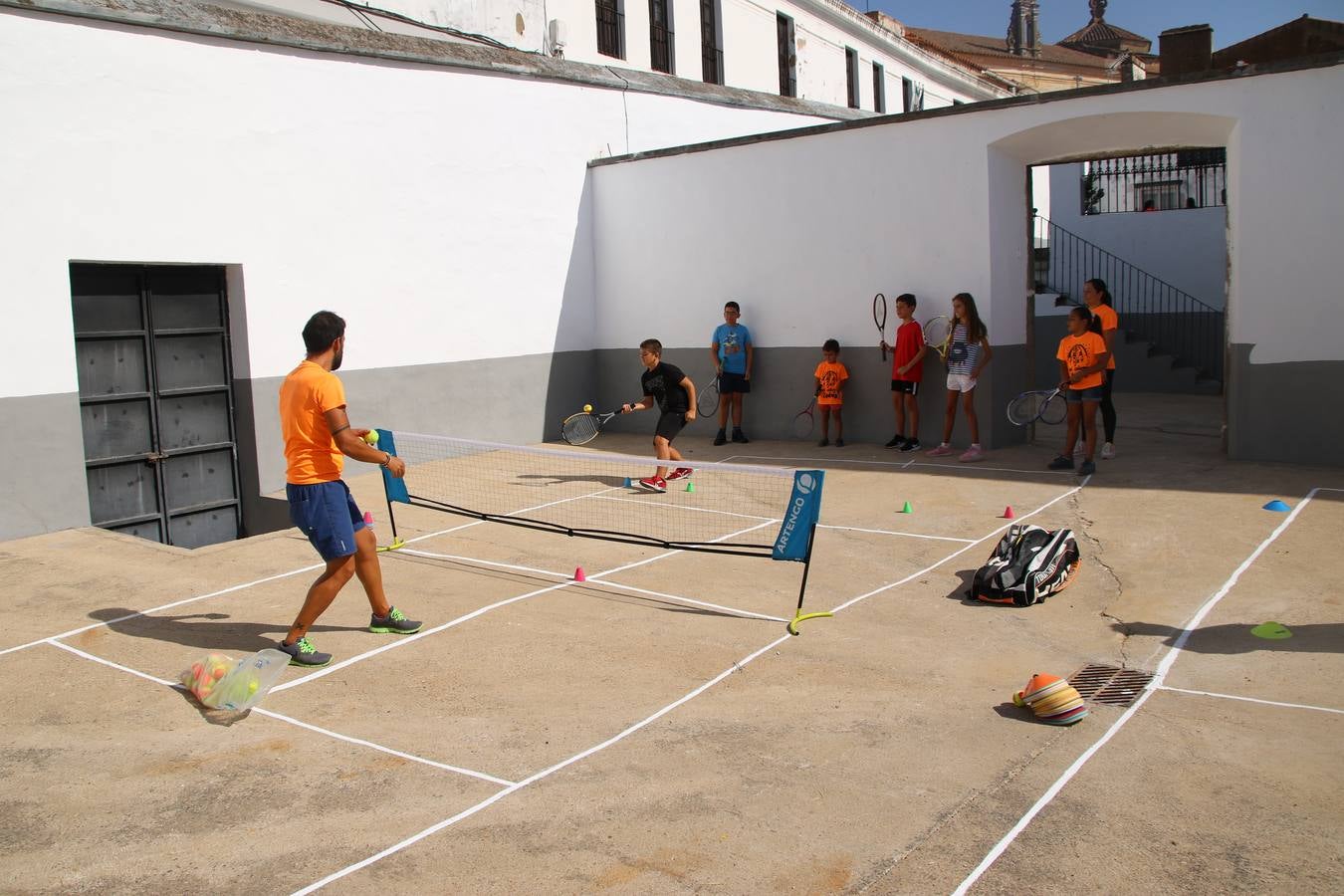 'Euexia Rural' ha celebrado, este fin de semana, su primer 'Campus deportivo inclusivo'. La actividad se ha desarrollado en el Palacio de los Guzmanes y ha contado con un variado programa de actividades: juegos acuáticos, 'máster chef', cine, baloncesto, fútbol, tenis, actividades nocturnas, etc. Jesús Sosa, presidente de la citada Asociación, ha señalado que «ha sido un campus muy diferente, tanto por el aprendizaje en diversidad de los niños como por el entorno en el que ha tenido lugar». Unas 55 personas, entre ellas, 25 niños, han formado parte de este Campus en el que «personas con discapacidad de nuestra asociación y otros colectivos en riesgo de exclusión social han participado con el rol de monitores, perdiendo, así, el rol de beneficiarios que han venido teniendo históricamente», indica Sosa. La actividad ha contado con el apoyo de la Fundación 'Alfonso Gallardo' y la colaboración de la Diputación de Badajoz, el Ayuntamiento de Jerez y la Fundación 'Decathlon'.