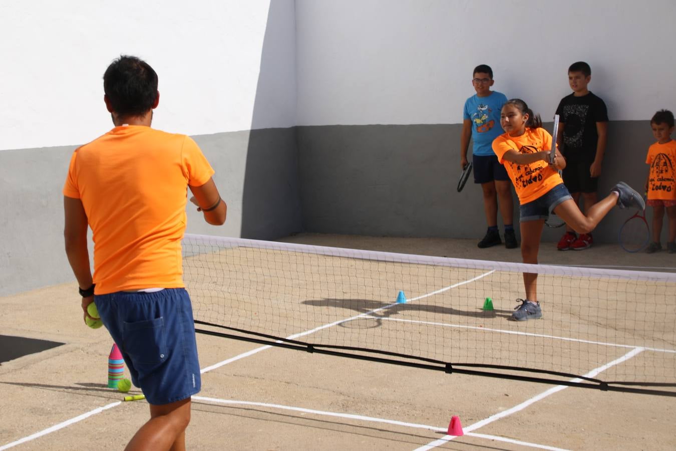 'Euexia Rural' ha celebrado, este fin de semana, su primer 'Campus deportivo inclusivo'. La actividad se ha desarrollado en el Palacio de los Guzmanes y ha contado con un variado programa de actividades: juegos acuáticos, 'máster chef', cine, baloncesto, fútbol, tenis, actividades nocturnas, etc. Jesús Sosa, presidente de la citada Asociación, ha señalado que «ha sido un campus muy diferente, tanto por el aprendizaje en diversidad de los niños como por el entorno en el que ha tenido lugar». Unas 55 personas, entre ellas, 25 niños, han formado parte de este Campus en el que «personas con discapacidad de nuestra asociación y otros colectivos en riesgo de exclusión social han participado con el rol de monitores, perdiendo, así, el rol de beneficiarios que han venido teniendo históricamente», indica Sosa. La actividad ha contado con el apoyo de la Fundación 'Alfonso Gallardo' y la colaboración de la Diputación de Badajoz, el Ayuntamiento de Jerez y la Fundación 'Decathlon'.