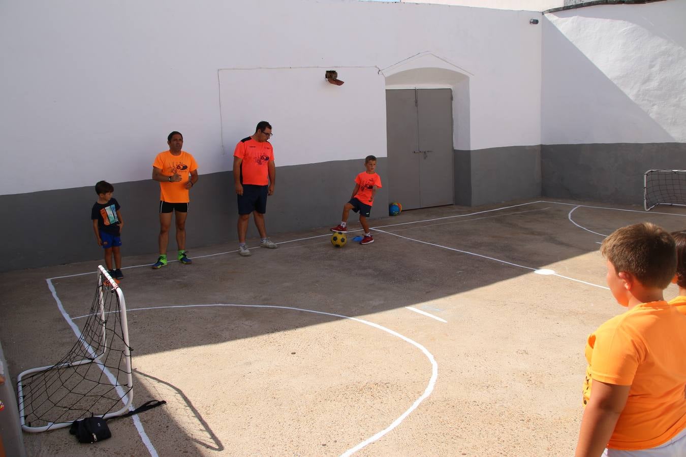 'Euexia Rural' ha celebrado, este fin de semana, su primer 'Campus deportivo inclusivo'. La actividad se ha desarrollado en el Palacio de los Guzmanes y ha contado con un variado programa de actividades: juegos acuáticos, 'máster chef', cine, baloncesto, fútbol, tenis, actividades nocturnas, etc. Jesús Sosa, presidente de la citada Asociación, ha señalado que «ha sido un campus muy diferente, tanto por el aprendizaje en diversidad de los niños como por el entorno en el que ha tenido lugar». Unas 55 personas, entre ellas, 25 niños, han formado parte de este Campus en el que «personas con discapacidad de nuestra asociación y otros colectivos en riesgo de exclusión social han participado con el rol de monitores, perdiendo, así, el rol de beneficiarios que han venido teniendo históricamente», indica Sosa. La actividad ha contado con el apoyo de la Fundación 'Alfonso Gallardo' y la colaboración de la Diputación de Badajoz, el Ayuntamiento de Jerez y la Fundación 'Decathlon'.