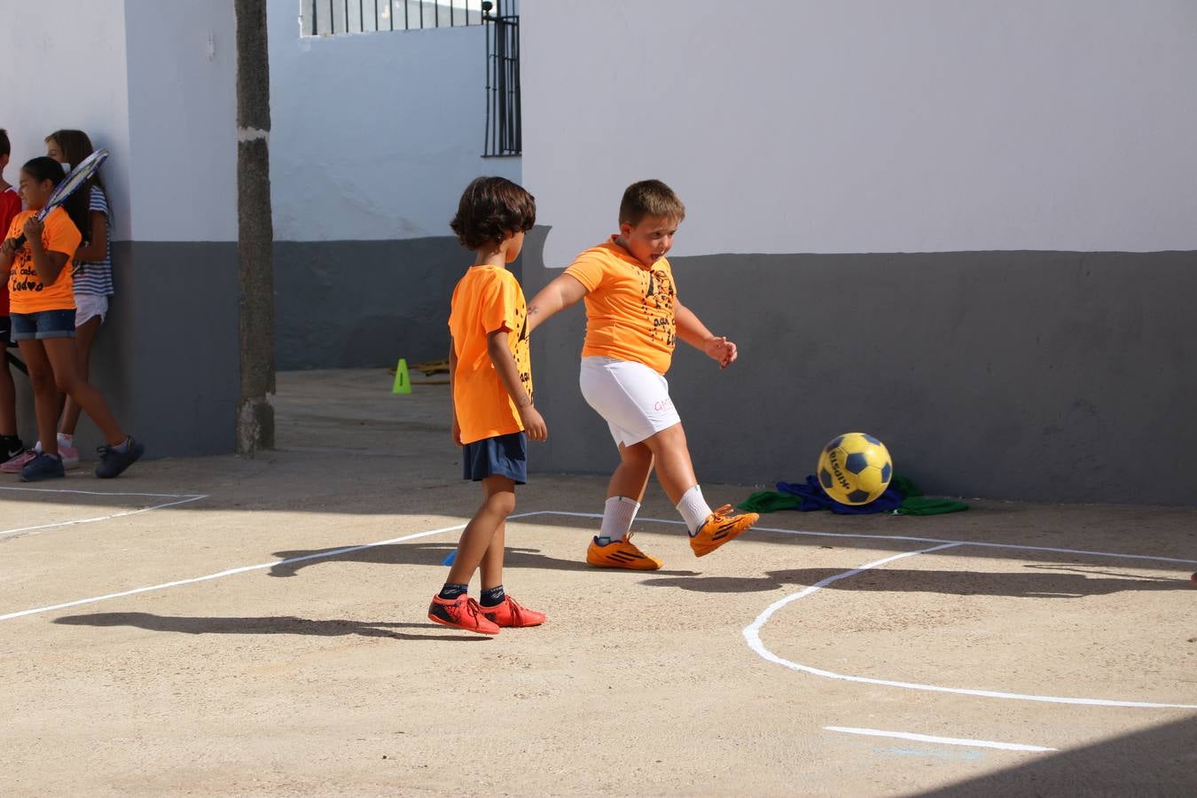 'Euexia Rural' ha celebrado, este fin de semana, su primer 'Campus deportivo inclusivo'. La actividad se ha desarrollado en el Palacio de los Guzmanes y ha contado con un variado programa de actividades: juegos acuáticos, 'máster chef', cine, baloncesto, fútbol, tenis, actividades nocturnas, etc. Jesús Sosa, presidente de la citada Asociación, ha señalado que «ha sido un campus muy diferente, tanto por el aprendizaje en diversidad de los niños como por el entorno en el que ha tenido lugar». Unas 55 personas, entre ellas, 25 niños, han formado parte de este Campus en el que «personas con discapacidad de nuestra asociación y otros colectivos en riesgo de exclusión social han participado con el rol de monitores, perdiendo, así, el rol de beneficiarios que han venido teniendo históricamente», indica Sosa. La actividad ha contado con el apoyo de la Fundación 'Alfonso Gallardo' y la colaboración de la Diputación de Badajoz, el Ayuntamiento de Jerez y la Fundación 'Decathlon'.