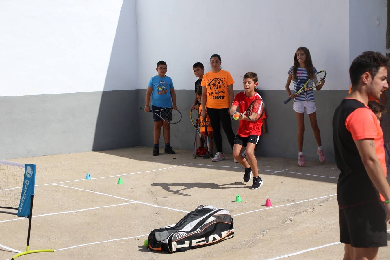 'Euexia Rural' ha celebrado, este fin de semana, su primer 'Campus deportivo inclusivo'. La actividad se ha desarrollado en el Palacio de los Guzmanes y ha contado con un variado programa de actividades: juegos acuáticos, 'máster chef', cine, baloncesto, fútbol, tenis, actividades nocturnas, etc. Jesús Sosa, presidente de la citada Asociación, ha señalado que «ha sido un campus muy diferente, tanto por el aprendizaje en diversidad de los niños como por el entorno en el que ha tenido lugar». Unas 55 personas, entre ellas, 25 niños, han formado parte de este Campus en el que «personas con discapacidad de nuestra asociación y otros colectivos en riesgo de exclusión social han participado con el rol de monitores, perdiendo, así, el rol de beneficiarios que han venido teniendo históricamente», indica Sosa. La actividad ha contado con el apoyo de la Fundación 'Alfonso Gallardo' y la colaboración de la Diputación de Badajoz, el Ayuntamiento de Jerez y la Fundación 'Decathlon'.