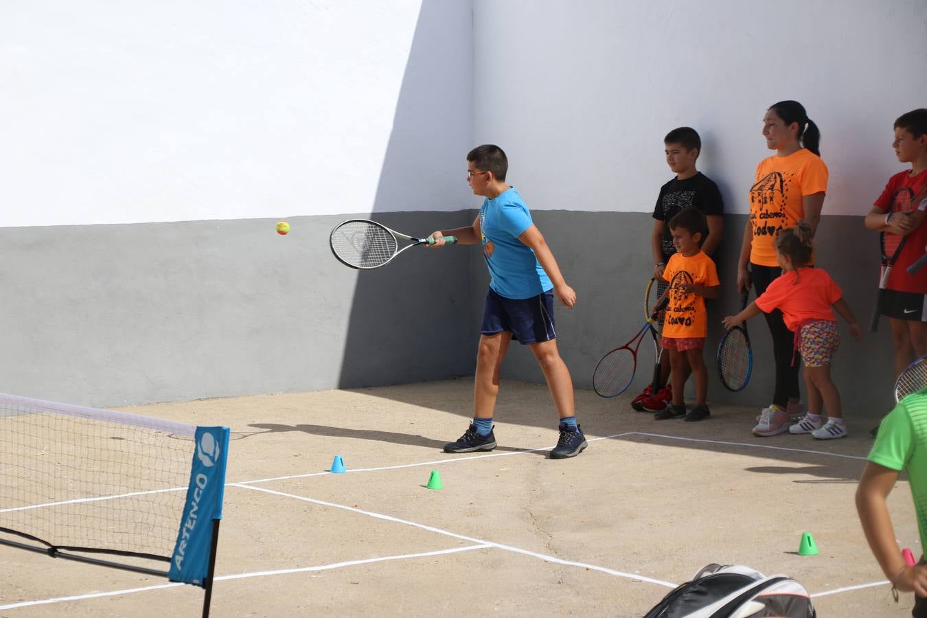 'Euexia Rural' ha celebrado, este fin de semana, su primer 'Campus deportivo inclusivo'. La actividad se ha desarrollado en el Palacio de los Guzmanes y ha contado con un variado programa de actividades: juegos acuáticos, 'máster chef', cine, baloncesto, fútbol, tenis, actividades nocturnas, etc. Jesús Sosa, presidente de la citada Asociación, ha señalado que «ha sido un campus muy diferente, tanto por el aprendizaje en diversidad de los niños como por el entorno en el que ha tenido lugar». Unas 55 personas, entre ellas, 25 niños, han formado parte de este Campus en el que «personas con discapacidad de nuestra asociación y otros colectivos en riesgo de exclusión social han participado con el rol de monitores, perdiendo, así, el rol de beneficiarios que han venido teniendo históricamente», indica Sosa. La actividad ha contado con el apoyo de la Fundación 'Alfonso Gallardo' y la colaboración de la Diputación de Badajoz, el Ayuntamiento de Jerez y la Fundación 'Decathlon'.