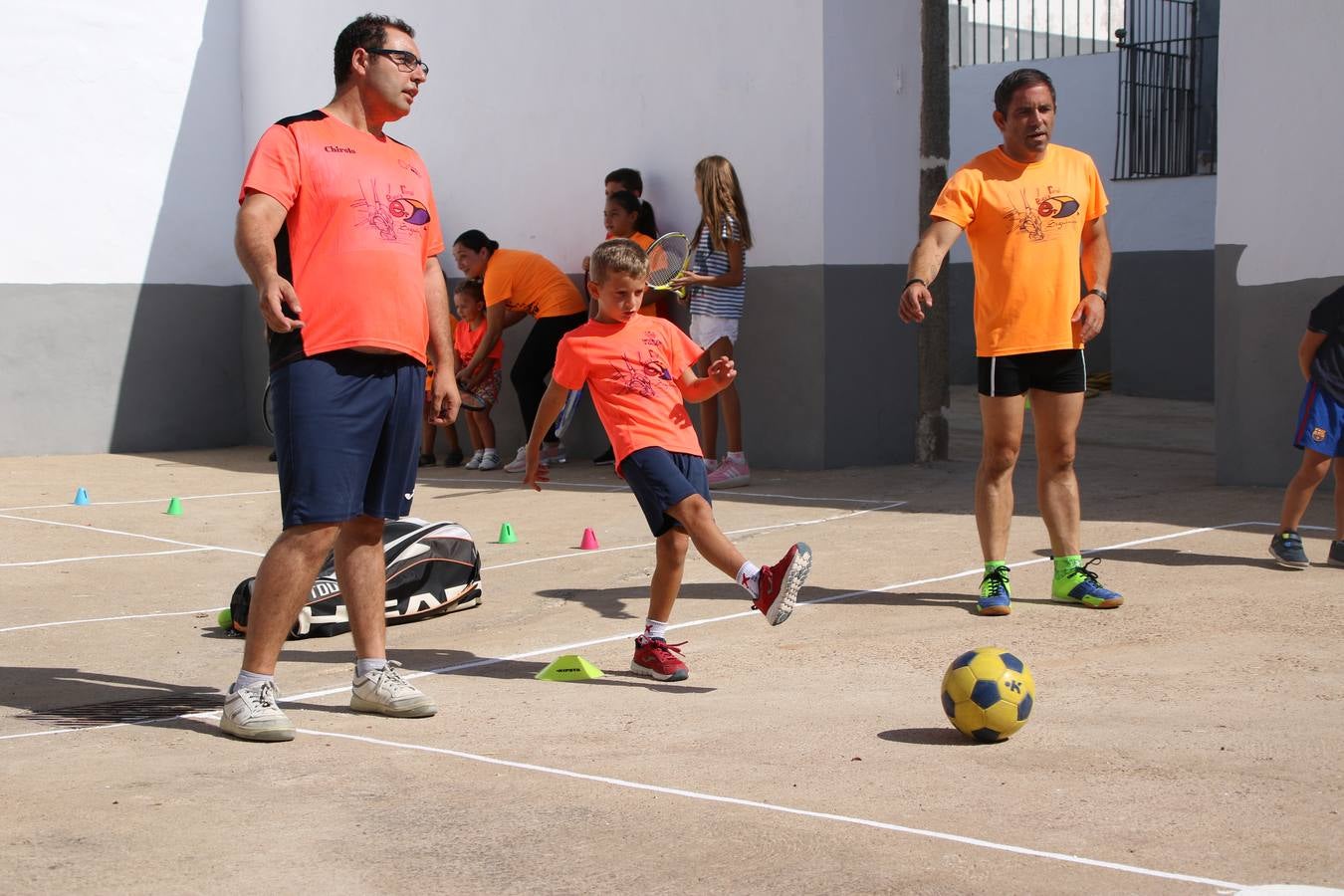 'Euexia Rural' ha celebrado, este fin de semana, su primer 'Campus deportivo inclusivo'. La actividad se ha desarrollado en el Palacio de los Guzmanes y ha contado con un variado programa de actividades: juegos acuáticos, 'máster chef', cine, baloncesto, fútbol, tenis, actividades nocturnas, etc. Jesús Sosa, presidente de la citada Asociación, ha señalado que «ha sido un campus muy diferente, tanto por el aprendizaje en diversidad de los niños como por el entorno en el que ha tenido lugar». Unas 55 personas, entre ellas, 25 niños, han formado parte de este Campus en el que «personas con discapacidad de nuestra asociación y otros colectivos en riesgo de exclusión social han participado con el rol de monitores, perdiendo, así, el rol de beneficiarios que han venido teniendo históricamente», indica Sosa. La actividad ha contado con el apoyo de la Fundación 'Alfonso Gallardo' y la colaboración de la Diputación de Badajoz, el Ayuntamiento de Jerez y la Fundación 'Decathlon'.