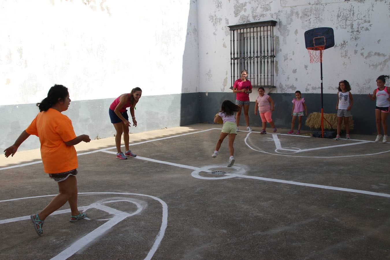 'Euexia Rural' ha celebrado, este fin de semana, su primer 'Campus deportivo inclusivo'. La actividad se ha desarrollado en el Palacio de los Guzmanes y ha contado con un variado programa de actividades: juegos acuáticos, 'máster chef', cine, baloncesto, fútbol, tenis, actividades nocturnas, etc. Jesús Sosa, presidente de la citada Asociación, ha señalado que «ha sido un campus muy diferente, tanto por el aprendizaje en diversidad de los niños como por el entorno en el que ha tenido lugar». Unas 55 personas, entre ellas, 25 niños, han formado parte de este Campus en el que «personas con discapacidad de nuestra asociación y otros colectivos en riesgo de exclusión social han participado con el rol de monitores, perdiendo, así, el rol de beneficiarios que han venido teniendo históricamente», indica Sosa. La actividad ha contado con el apoyo de la Fundación 'Alfonso Gallardo' y la colaboración de la Diputación de Badajoz, el Ayuntamiento de Jerez y la Fundación 'Decathlon'.