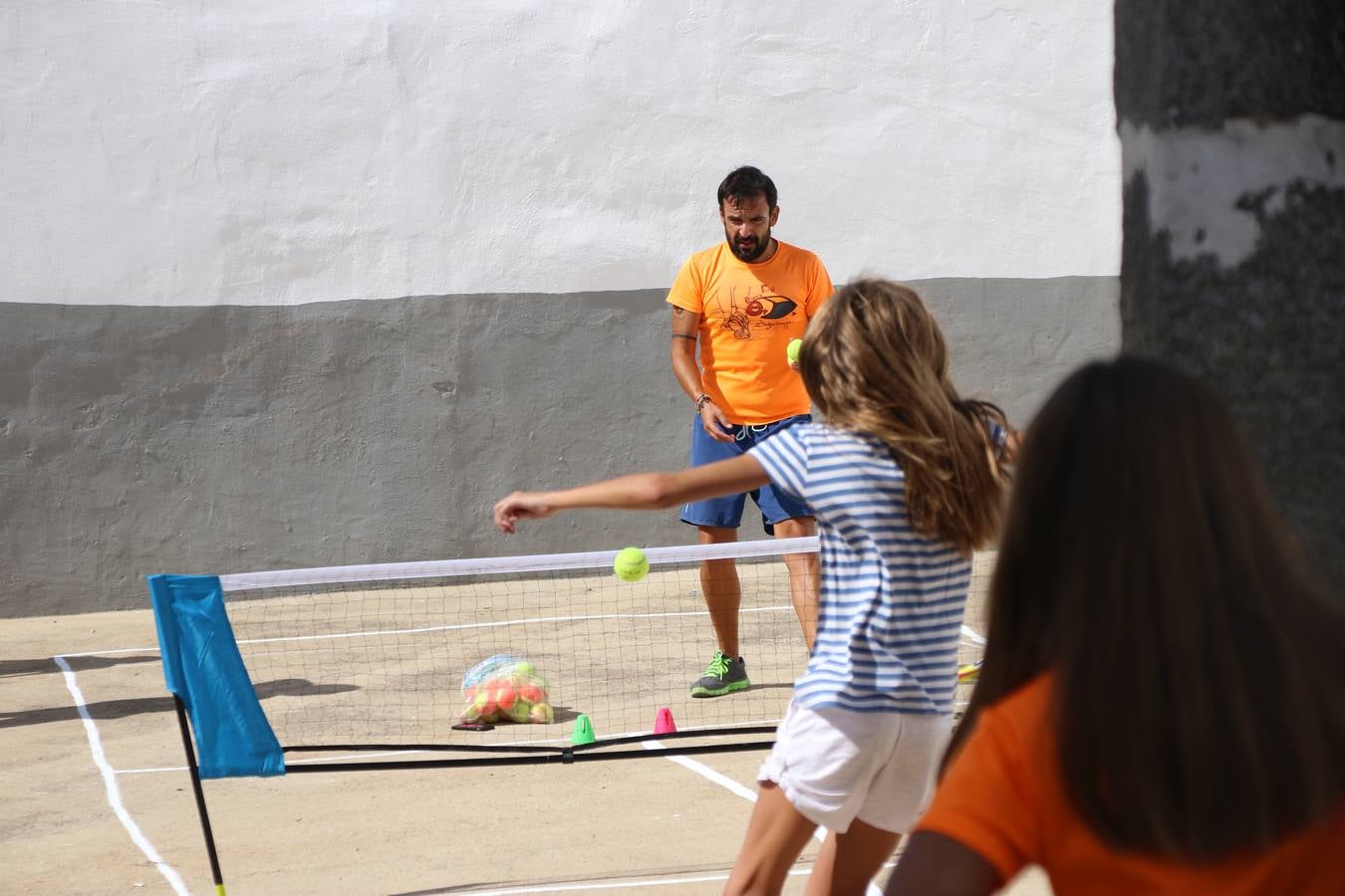 'Euexia Rural' ha celebrado, este fin de semana, su primer 'Campus deportivo inclusivo'. La actividad se ha desarrollado en el Palacio de los Guzmanes y ha contado con un variado programa de actividades: juegos acuáticos, 'máster chef', cine, baloncesto, fútbol, tenis, actividades nocturnas, etc. Jesús Sosa, presidente de la citada Asociación, ha señalado que «ha sido un campus muy diferente, tanto por el aprendizaje en diversidad de los niños como por el entorno en el que ha tenido lugar». Unas 55 personas, entre ellas, 25 niños, han formado parte de este Campus en el que «personas con discapacidad de nuestra asociación y otros colectivos en riesgo de exclusión social han participado con el rol de monitores, perdiendo, así, el rol de beneficiarios que han venido teniendo históricamente», indica Sosa. La actividad ha contado con el apoyo de la Fundación 'Alfonso Gallardo' y la colaboración de la Diputación de Badajoz, el Ayuntamiento de Jerez y la Fundación 'Decathlon'.