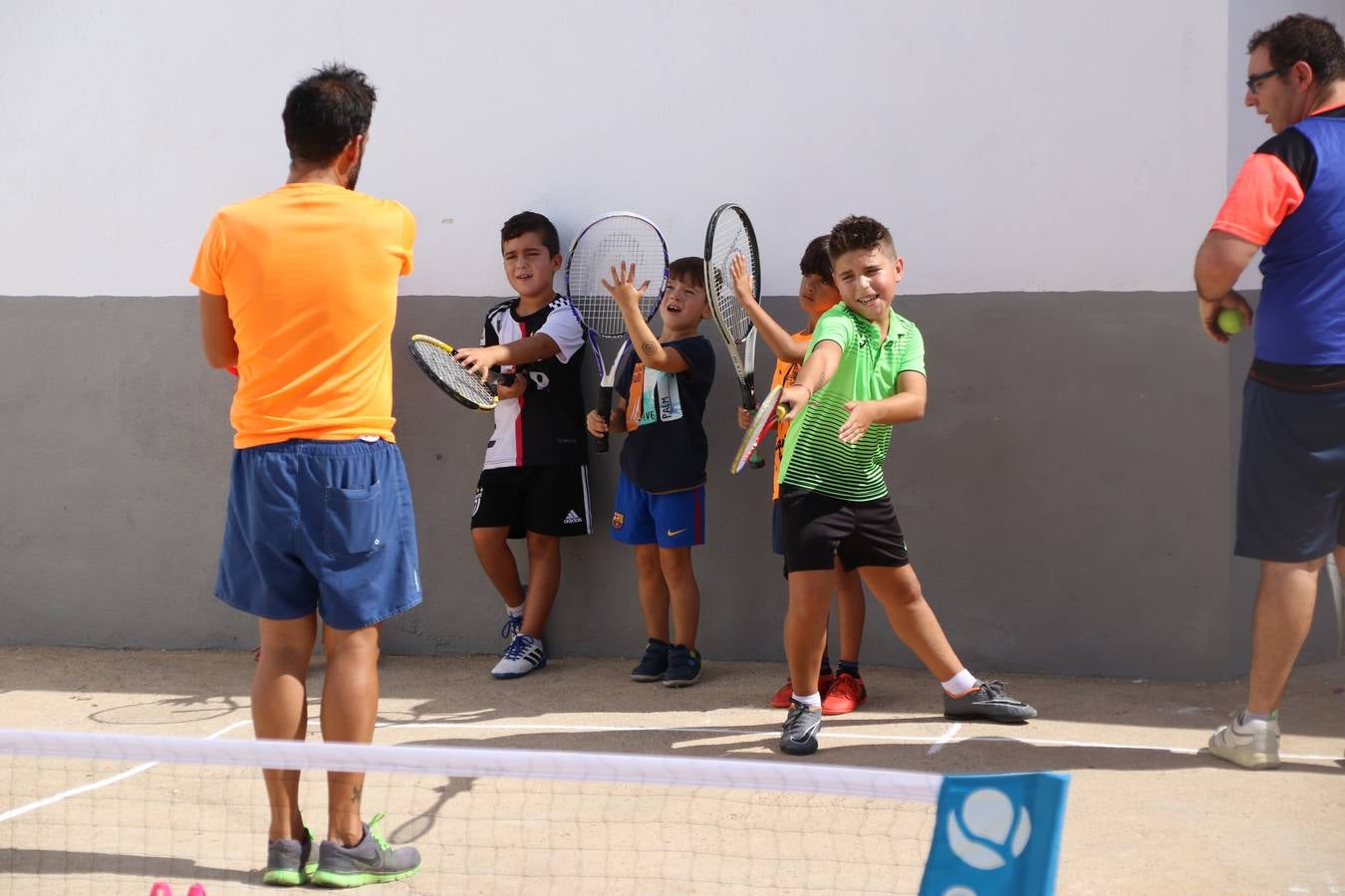 'Euexia Rural' ha celebrado, este fin de semana, su primer 'Campus deportivo inclusivo'. La actividad se ha desarrollado en el Palacio de los Guzmanes y ha contado con un variado programa de actividades: juegos acuáticos, 'máster chef', cine, baloncesto, fútbol, tenis, actividades nocturnas, etc. Jesús Sosa, presidente de la citada Asociación, ha señalado que «ha sido un campus muy diferente, tanto por el aprendizaje en diversidad de los niños como por el entorno en el que ha tenido lugar». Unas 55 personas, entre ellas, 25 niños, han formado parte de este Campus en el que «personas con discapacidad de nuestra asociación y otros colectivos en riesgo de exclusión social han participado con el rol de monitores, perdiendo, así, el rol de beneficiarios que han venido teniendo históricamente», indica Sosa. La actividad ha contado con el apoyo de la Fundación 'Alfonso Gallardo' y la colaboración de la Diputación de Badajoz, el Ayuntamiento de Jerez y la Fundación 'Decathlon'.