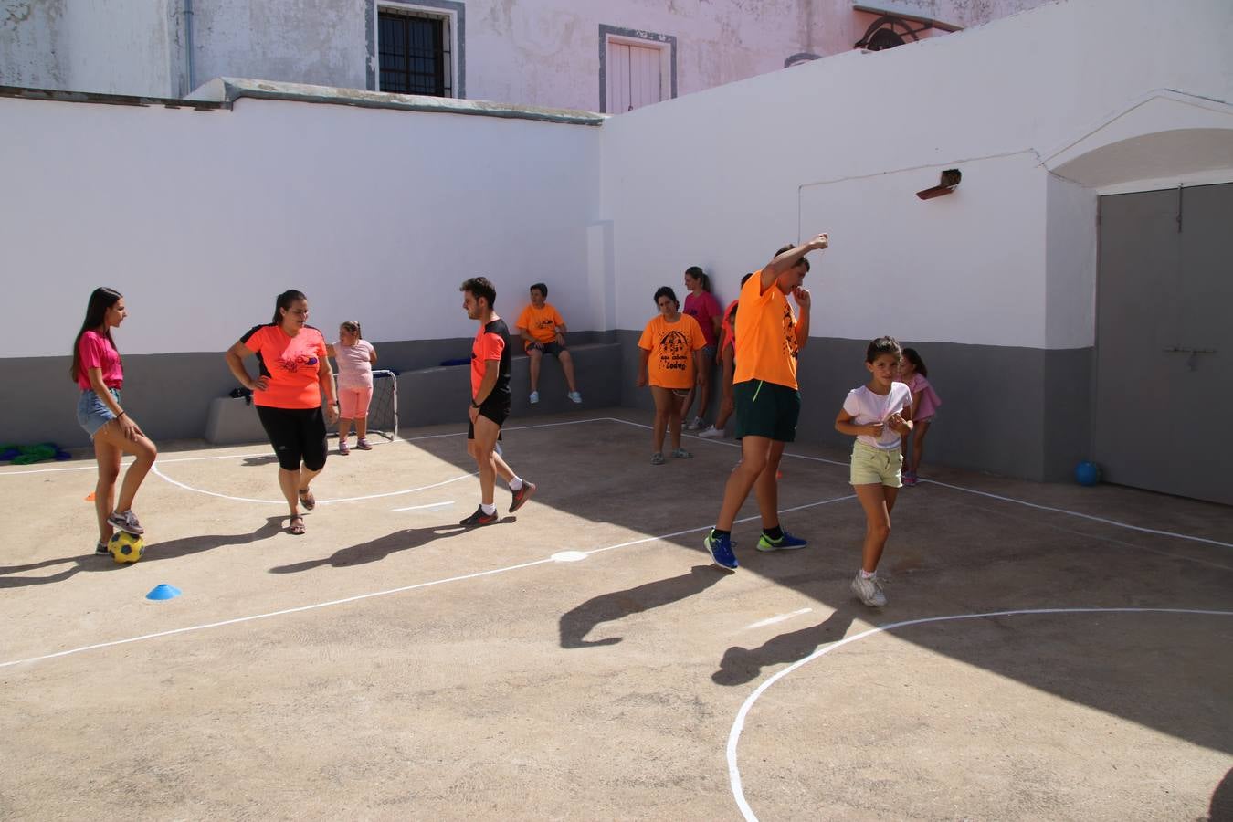 'Euexia Rural' ha celebrado, este fin de semana, su primer 'Campus deportivo inclusivo'. La actividad se ha desarrollado en el Palacio de los Guzmanes y ha contado con un variado programa de actividades: juegos acuáticos, 'máster chef', cine, baloncesto, fútbol, tenis, actividades nocturnas, etc. Jesús Sosa, presidente de la citada Asociación, ha señalado que «ha sido un campus muy diferente, tanto por el aprendizaje en diversidad de los niños como por el entorno en el que ha tenido lugar». Unas 55 personas, entre ellas, 25 niños, han formado parte de este Campus en el que «personas con discapacidad de nuestra asociación y otros colectivos en riesgo de exclusión social han participado con el rol de monitores, perdiendo, así, el rol de beneficiarios que han venido teniendo históricamente», indica Sosa. La actividad ha contado con el apoyo de la Fundación 'Alfonso Gallardo' y la colaboración de la Diputación de Badajoz, el Ayuntamiento de Jerez y la Fundación 'Decathlon'.