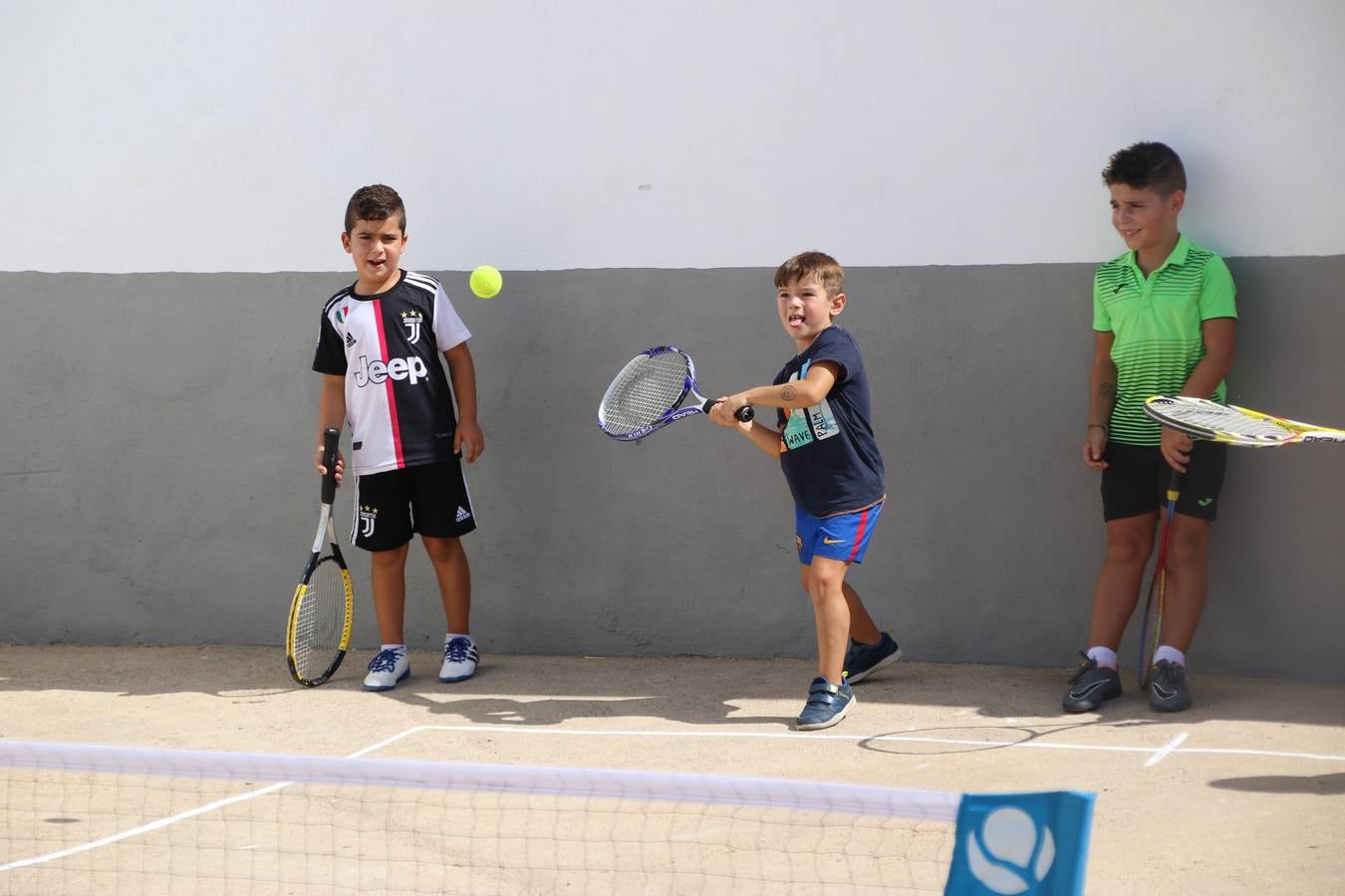 'Euexia Rural' ha celebrado, este fin de semana, su primer 'Campus deportivo inclusivo'. La actividad se ha desarrollado en el Palacio de los Guzmanes y ha contado con un variado programa de actividades: juegos acuáticos, 'máster chef', cine, baloncesto, fútbol, tenis, actividades nocturnas, etc. Jesús Sosa, presidente de la citada Asociación, ha señalado que «ha sido un campus muy diferente, tanto por el aprendizaje en diversidad de los niños como por el entorno en el que ha tenido lugar». Unas 55 personas, entre ellas, 25 niños, han formado parte de este Campus en el que «personas con discapacidad de nuestra asociación y otros colectivos en riesgo de exclusión social han participado con el rol de monitores, perdiendo, así, el rol de beneficiarios que han venido teniendo históricamente», indica Sosa. La actividad ha contado con el apoyo de la Fundación 'Alfonso Gallardo' y la colaboración de la Diputación de Badajoz, el Ayuntamiento de Jerez y la Fundación 'Decathlon'.