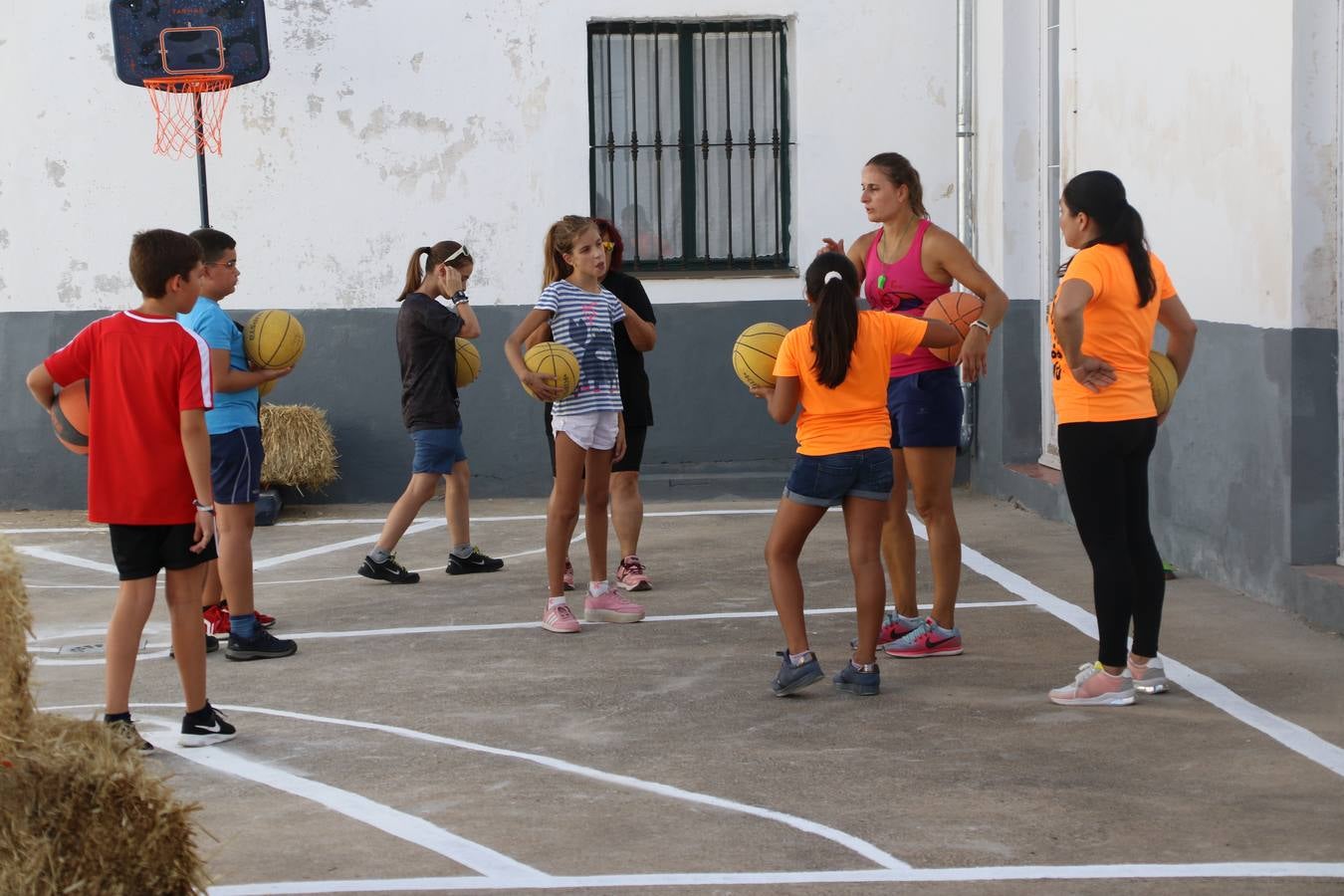 'Euexia Rural' ha celebrado, este fin de semana, su primer 'Campus deportivo inclusivo'. La actividad se ha desarrollado en el Palacio de los Guzmanes y ha contado con un variado programa de actividades: juegos acuáticos, 'máster chef', cine, baloncesto, fútbol, tenis, actividades nocturnas, etc. Jesús Sosa, presidente de la citada Asociación, ha señalado que «ha sido un campus muy diferente, tanto por el aprendizaje en diversidad de los niños como por el entorno en el que ha tenido lugar». Unas 55 personas, entre ellas, 25 niños, han formado parte de este Campus en el que «personas con discapacidad de nuestra asociación y otros colectivos en riesgo de exclusión social han participado con el rol de monitores, perdiendo, así, el rol de beneficiarios que han venido teniendo históricamente», indica Sosa. La actividad ha contado con el apoyo de la Fundación 'Alfonso Gallardo' y la colaboración de la Diputación de Badajoz, el Ayuntamiento de Jerez y la Fundación 'Decathlon'.