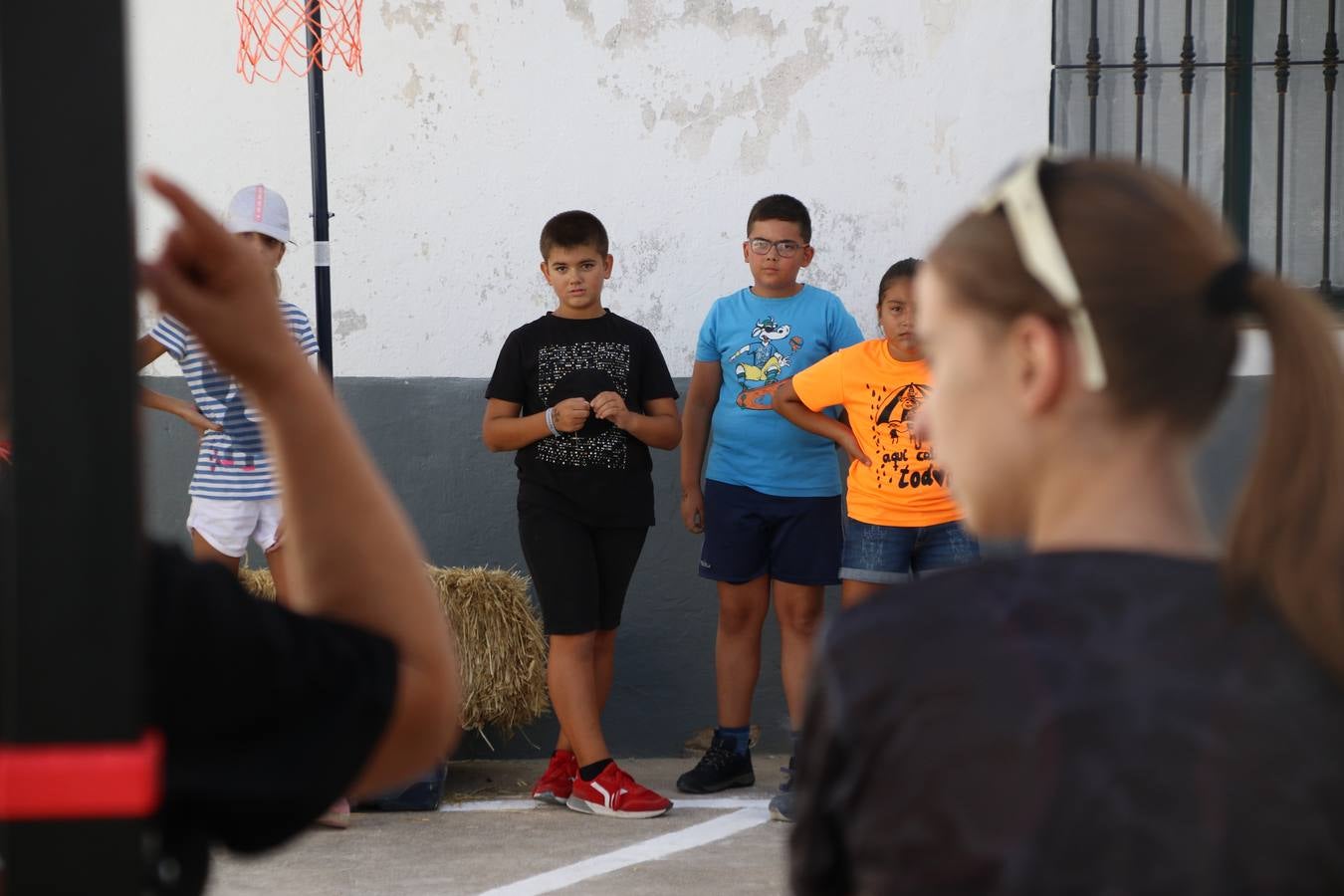 'Euexia Rural' ha celebrado, este fin de semana, su primer 'Campus deportivo inclusivo'. La actividad se ha desarrollado en el Palacio de los Guzmanes y ha contado con un variado programa de actividades: juegos acuáticos, 'máster chef', cine, baloncesto, fútbol, tenis, actividades nocturnas, etc. Jesús Sosa, presidente de la citada Asociación, ha señalado que «ha sido un campus muy diferente, tanto por el aprendizaje en diversidad de los niños como por el entorno en el que ha tenido lugar». Unas 55 personas, entre ellas, 25 niños, han formado parte de este Campus en el que «personas con discapacidad de nuestra asociación y otros colectivos en riesgo de exclusión social han participado con el rol de monitores, perdiendo, así, el rol de beneficiarios que han venido teniendo históricamente», indica Sosa. La actividad ha contado con el apoyo de la Fundación 'Alfonso Gallardo' y la colaboración de la Diputación de Badajoz, el Ayuntamiento de Jerez y la Fundación 'Decathlon'.