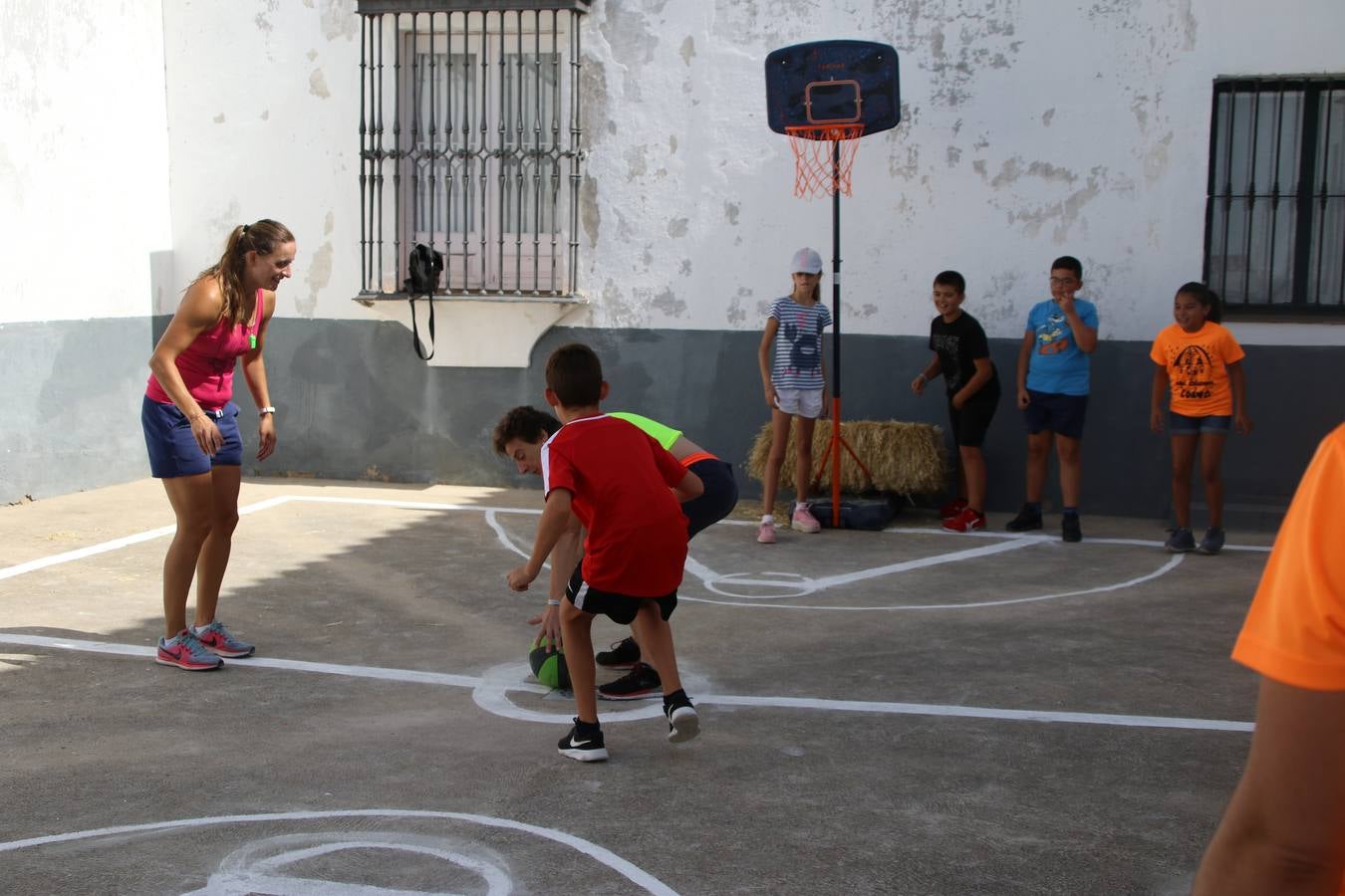 'Euexia Rural' ha celebrado, este fin de semana, su primer 'Campus deportivo inclusivo'. La actividad se ha desarrollado en el Palacio de los Guzmanes y ha contado con un variado programa de actividades: juegos acuáticos, 'máster chef', cine, baloncesto, fútbol, tenis, actividades nocturnas, etc. Jesús Sosa, presidente de la citada Asociación, ha señalado que «ha sido un campus muy diferente, tanto por el aprendizaje en diversidad de los niños como por el entorno en el que ha tenido lugar». Unas 55 personas, entre ellas, 25 niños, han formado parte de este Campus en el que «personas con discapacidad de nuestra asociación y otros colectivos en riesgo de exclusión social han participado con el rol de monitores, perdiendo, así, el rol de beneficiarios que han venido teniendo históricamente», indica Sosa. La actividad ha contado con el apoyo de la Fundación 'Alfonso Gallardo' y la colaboración de la Diputación de Badajoz, el Ayuntamiento de Jerez y la Fundación 'Decathlon'.