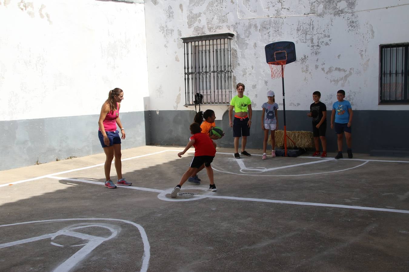 'Euexia Rural' ha celebrado, este fin de semana, su primer 'Campus deportivo inclusivo'. La actividad se ha desarrollado en el Palacio de los Guzmanes y ha contado con un variado programa de actividades: juegos acuáticos, 'máster chef', cine, baloncesto, fútbol, tenis, actividades nocturnas, etc. Jesús Sosa, presidente de la citada Asociación, ha señalado que «ha sido un campus muy diferente, tanto por el aprendizaje en diversidad de los niños como por el entorno en el que ha tenido lugar». Unas 55 personas, entre ellas, 25 niños, han formado parte de este Campus en el que «personas con discapacidad de nuestra asociación y otros colectivos en riesgo de exclusión social han participado con el rol de monitores, perdiendo, así, el rol de beneficiarios que han venido teniendo históricamente», indica Sosa. La actividad ha contado con el apoyo de la Fundación 'Alfonso Gallardo' y la colaboración de la Diputación de Badajoz, el Ayuntamiento de Jerez y la Fundación 'Decathlon'.