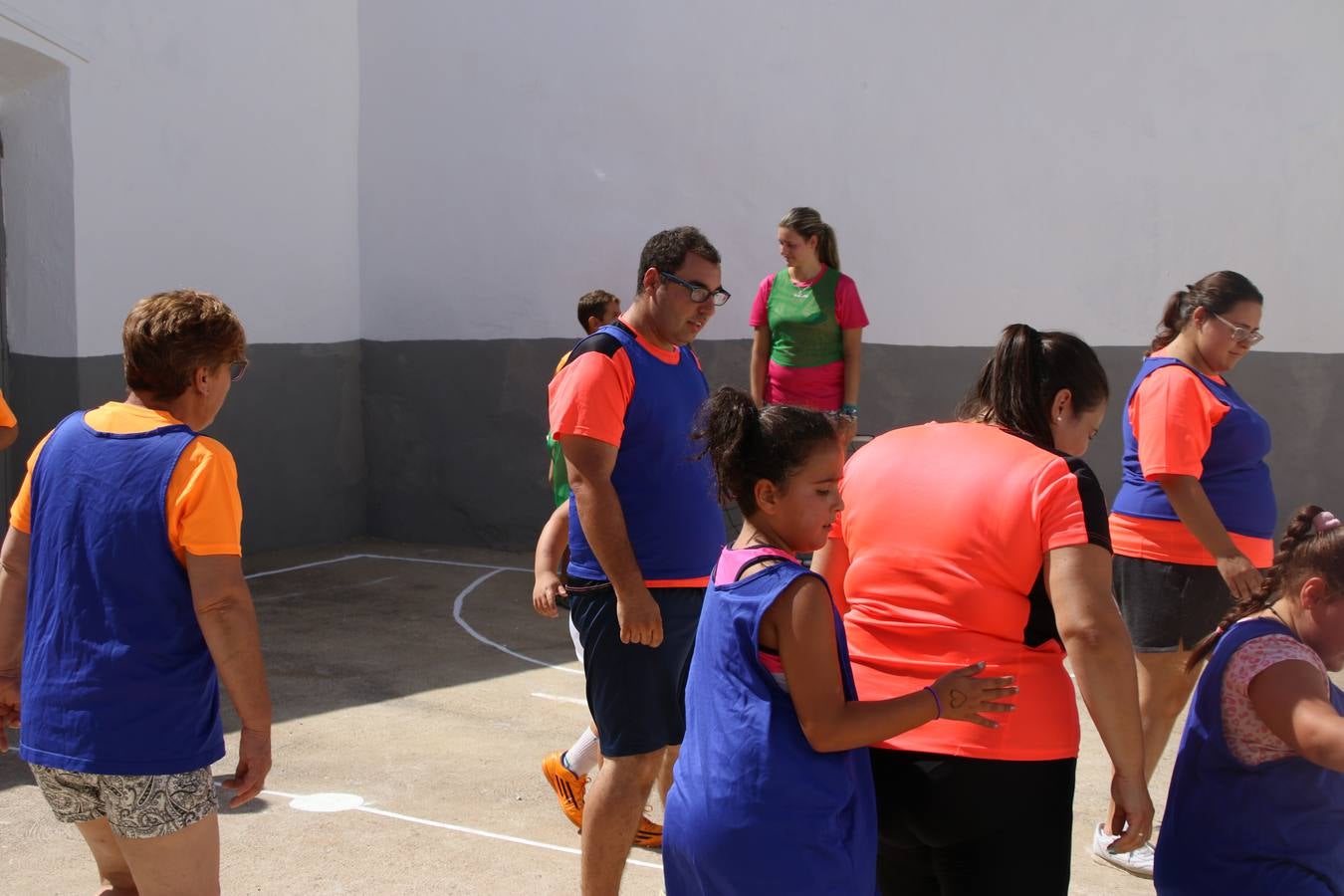 'Euexia Rural' ha celebrado, este fin de semana, su primer 'Campus deportivo inclusivo'. La actividad se ha desarrollado en el Palacio de los Guzmanes y ha contado con un variado programa de actividades: juegos acuáticos, 'máster chef', cine, baloncesto, fútbol, tenis, actividades nocturnas, etc. Jesús Sosa, presidente de la citada Asociación, ha señalado que «ha sido un campus muy diferente, tanto por el aprendizaje en diversidad de los niños como por el entorno en el que ha tenido lugar». Unas 55 personas, entre ellas, 25 niños, han formado parte de este Campus en el que «personas con discapacidad de nuestra asociación y otros colectivos en riesgo de exclusión social han participado con el rol de monitores, perdiendo, así, el rol de beneficiarios que han venido teniendo históricamente», indica Sosa. La actividad ha contado con el apoyo de la Fundación 'Alfonso Gallardo' y la colaboración de la Diputación de Badajoz, el Ayuntamiento de Jerez y la Fundación 'Decathlon'.