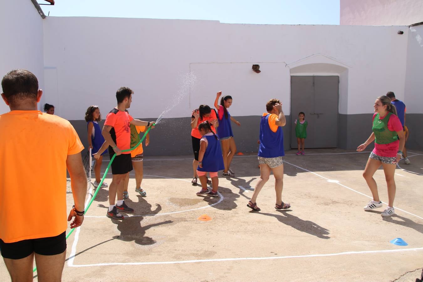 'Euexia Rural' ha celebrado, este fin de semana, su primer 'Campus deportivo inclusivo'. La actividad se ha desarrollado en el Palacio de los Guzmanes y ha contado con un variado programa de actividades: juegos acuáticos, 'máster chef', cine, baloncesto, fútbol, tenis, actividades nocturnas, etc. Jesús Sosa, presidente de la citada Asociación, ha señalado que «ha sido un campus muy diferente, tanto por el aprendizaje en diversidad de los niños como por el entorno en el que ha tenido lugar». Unas 55 personas, entre ellas, 25 niños, han formado parte de este Campus en el que «personas con discapacidad de nuestra asociación y otros colectivos en riesgo de exclusión social han participado con el rol de monitores, perdiendo, así, el rol de beneficiarios que han venido teniendo históricamente», indica Sosa. La actividad ha contado con el apoyo de la Fundación 'Alfonso Gallardo' y la colaboración de la Diputación de Badajoz, el Ayuntamiento de Jerez y la Fundación 'Decathlon'.