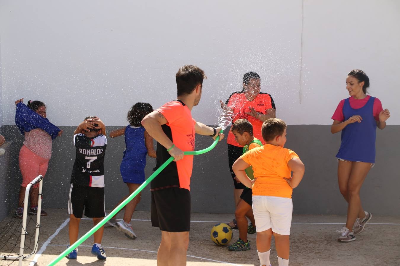 'Euexia Rural' ha celebrado, este fin de semana, su primer 'Campus deportivo inclusivo'. La actividad se ha desarrollado en el Palacio de los Guzmanes y ha contado con un variado programa de actividades: juegos acuáticos, 'máster chef', cine, baloncesto, fútbol, tenis, actividades nocturnas, etc. Jesús Sosa, presidente de la citada Asociación, ha señalado que «ha sido un campus muy diferente, tanto por el aprendizaje en diversidad de los niños como por el entorno en el que ha tenido lugar». Unas 55 personas, entre ellas, 25 niños, han formado parte de este Campus en el que «personas con discapacidad de nuestra asociación y otros colectivos en riesgo de exclusión social han participado con el rol de monitores, perdiendo, así, el rol de beneficiarios que han venido teniendo históricamente», indica Sosa. La actividad ha contado con el apoyo de la Fundación 'Alfonso Gallardo' y la colaboración de la Diputación de Badajoz, el Ayuntamiento de Jerez y la Fundación 'Decathlon'.