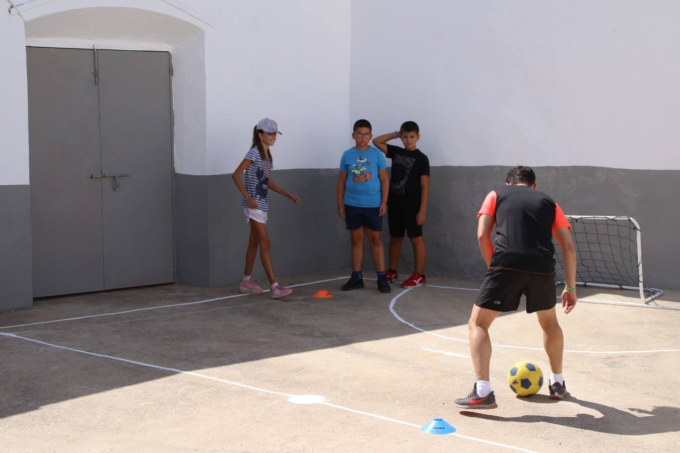'Euexia Rural' ha celebrado, este fin de semana, su primer 'Campus deportivo inclusivo'. La actividad se ha desarrollado en el Palacio de los Guzmanes y ha contado con un variado programa de actividades: juegos acuáticos, 'máster chef', cine, baloncesto, fútbol, tenis, actividades nocturnas, etc. Jesús Sosa, presidente de la citada Asociación, ha señalado que «ha sido un campus muy diferente, tanto por el aprendizaje en diversidad de los niños como por el entorno en el que ha tenido lugar». Unas 55 personas, entre ellas, 25 niños, han formado parte de este Campus en el que «personas con discapacidad de nuestra asociación y otros colectivos en riesgo de exclusión social han participado con el rol de monitores, perdiendo, así, el rol de beneficiarios que han venido teniendo históricamente», indica Sosa. La actividad ha contado con el apoyo de la Fundación 'Alfonso Gallardo' y la colaboración de la Diputación de Badajoz, el Ayuntamiento de Jerez y la Fundación 'Decathlon'.