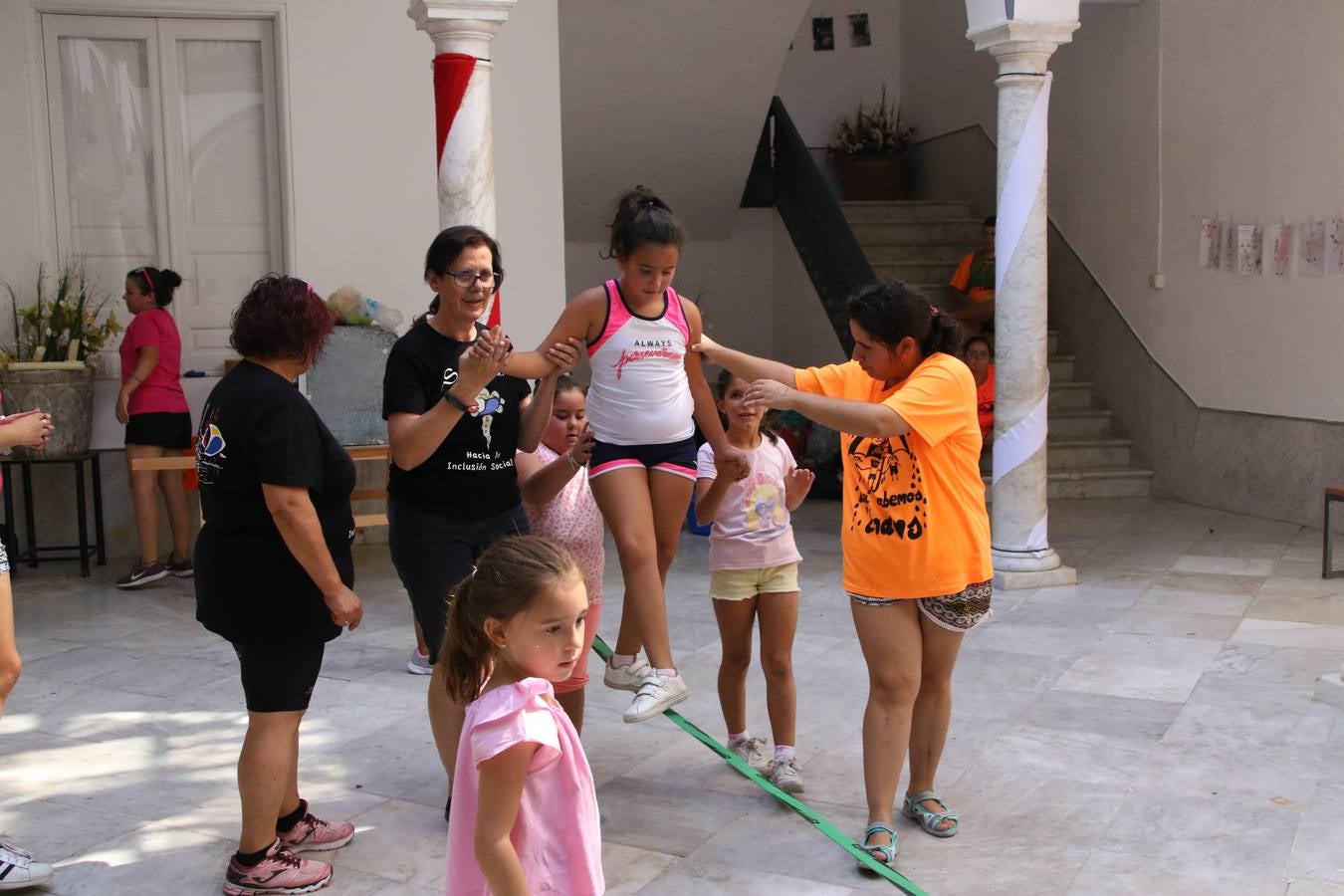 'Euexia Rural' ha celebrado, este fin de semana, su primer 'Campus deportivo inclusivo'. La actividad se ha desarrollado en el Palacio de los Guzmanes y ha contado con un variado programa de actividades: juegos acuáticos, 'máster chef', cine, baloncesto, fútbol, tenis, actividades nocturnas, etc. Jesús Sosa, presidente de la citada Asociación, ha señalado que «ha sido un campus muy diferente, tanto por el aprendizaje en diversidad de los niños como por el entorno en el que ha tenido lugar». Unas 55 personas, entre ellas, 25 niños, han formado parte de este Campus en el que «personas con discapacidad de nuestra asociación y otros colectivos en riesgo de exclusión social han participado con el rol de monitores, perdiendo, así, el rol de beneficiarios que han venido teniendo históricamente», indica Sosa. La actividad ha contado con el apoyo de la Fundación 'Alfonso Gallardo' y la colaboración de la Diputación de Badajoz, el Ayuntamiento de Jerez y la Fundación 'Decathlon'.