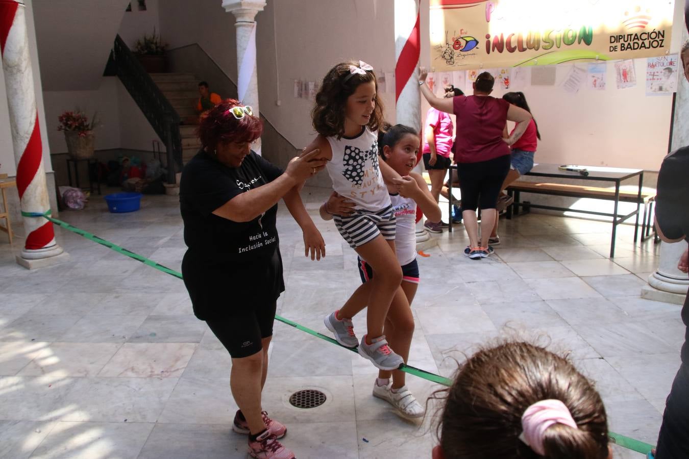 'Euexia Rural' ha celebrado, este fin de semana, su primer 'Campus deportivo inclusivo'. La actividad se ha desarrollado en el Palacio de los Guzmanes y ha contado con un variado programa de actividades: juegos acuáticos, 'máster chef', cine, baloncesto, fútbol, tenis, actividades nocturnas, etc. Jesús Sosa, presidente de la citada Asociación, ha señalado que «ha sido un campus muy diferente, tanto por el aprendizaje en diversidad de los niños como por el entorno en el que ha tenido lugar». Unas 55 personas, entre ellas, 25 niños, han formado parte de este Campus en el que «personas con discapacidad de nuestra asociación y otros colectivos en riesgo de exclusión social han participado con el rol de monitores, perdiendo, así, el rol de beneficiarios que han venido teniendo históricamente», indica Sosa. La actividad ha contado con el apoyo de la Fundación 'Alfonso Gallardo' y la colaboración de la Diputación de Badajoz, el Ayuntamiento de Jerez y la Fundación 'Decathlon'.