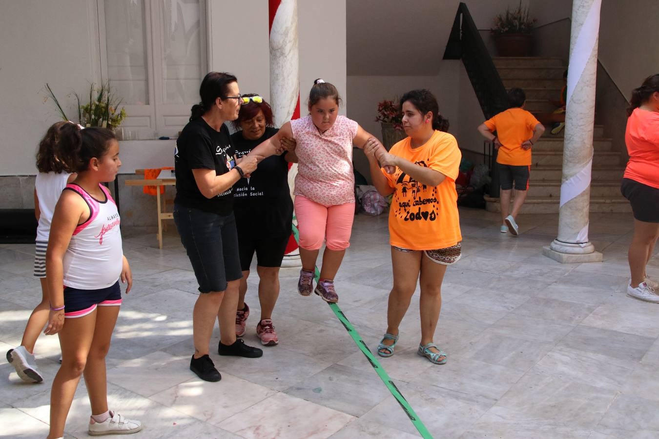 'Euexia Rural' ha celebrado, este fin de semana, su primer 'Campus deportivo inclusivo'. La actividad se ha desarrollado en el Palacio de los Guzmanes y ha contado con un variado programa de actividades: juegos acuáticos, 'máster chef', cine, baloncesto, fútbol, tenis, actividades nocturnas, etc. Jesús Sosa, presidente de la citada Asociación, ha señalado que «ha sido un campus muy diferente, tanto por el aprendizaje en diversidad de los niños como por el entorno en el que ha tenido lugar». Unas 55 personas, entre ellas, 25 niños, han formado parte de este Campus en el que «personas con discapacidad de nuestra asociación y otros colectivos en riesgo de exclusión social han participado con el rol de monitores, perdiendo, así, el rol de beneficiarios que han venido teniendo históricamente», indica Sosa. La actividad ha contado con el apoyo de la Fundación 'Alfonso Gallardo' y la colaboración de la Diputación de Badajoz, el Ayuntamiento de Jerez y la Fundación 'Decathlon'.